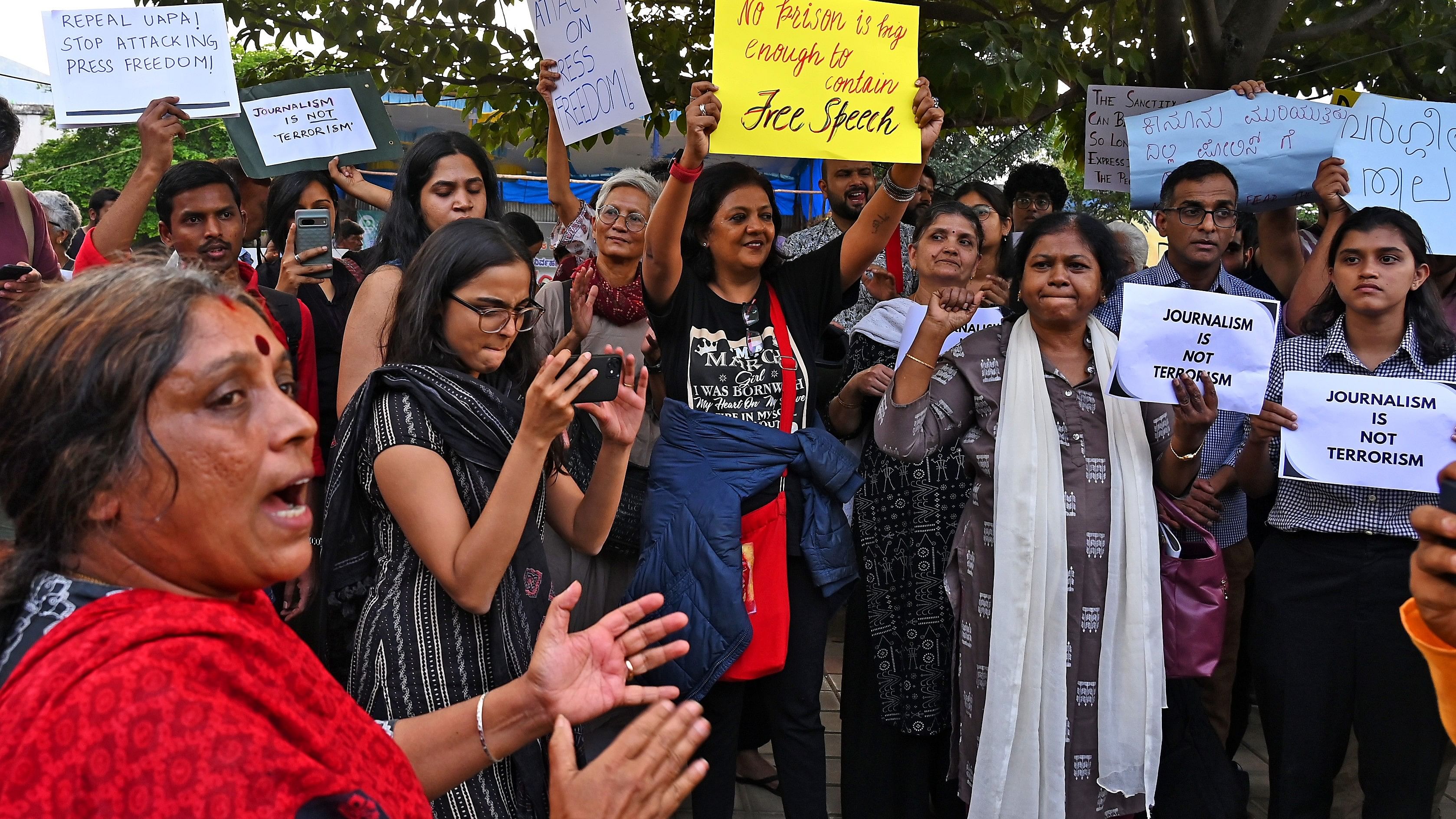 Activists rallied in protest against the Delhi Police’s crackdown on NewsClick at Freedom Park. DH PHOTO/Pushkar V