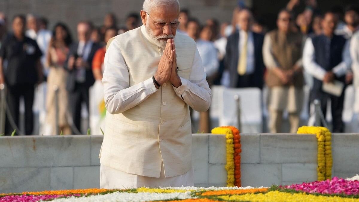 <div class="paragraphs"><p>PM Narendra Modi pays homage to Mahatma Gandhi on the occasion of his birth anniversary, at Rajghat in New Delhi, Monday, Oct. 2, 2023.</p></div>