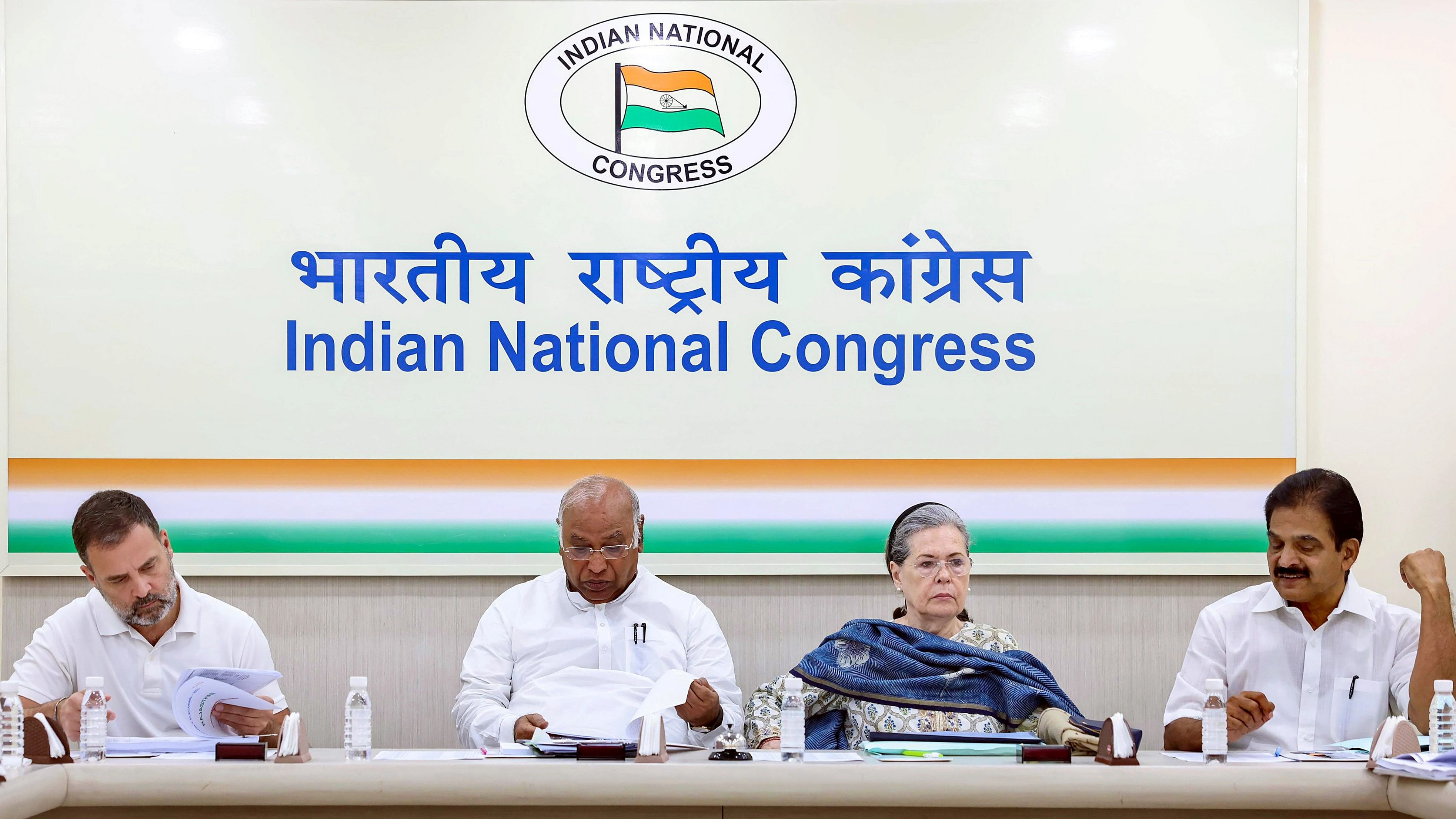 <div class="paragraphs"><p>Congress President Mallikarjun Kharge with party leaders Sonia Gandhi, Rahul Gandhi and KC Venugopal during the Congress Election Committee meeting for the upcoming assembly elections, at the AICC Headquarters in New Delhi, Wednesday, Oct. 18, 2023. </p></div>