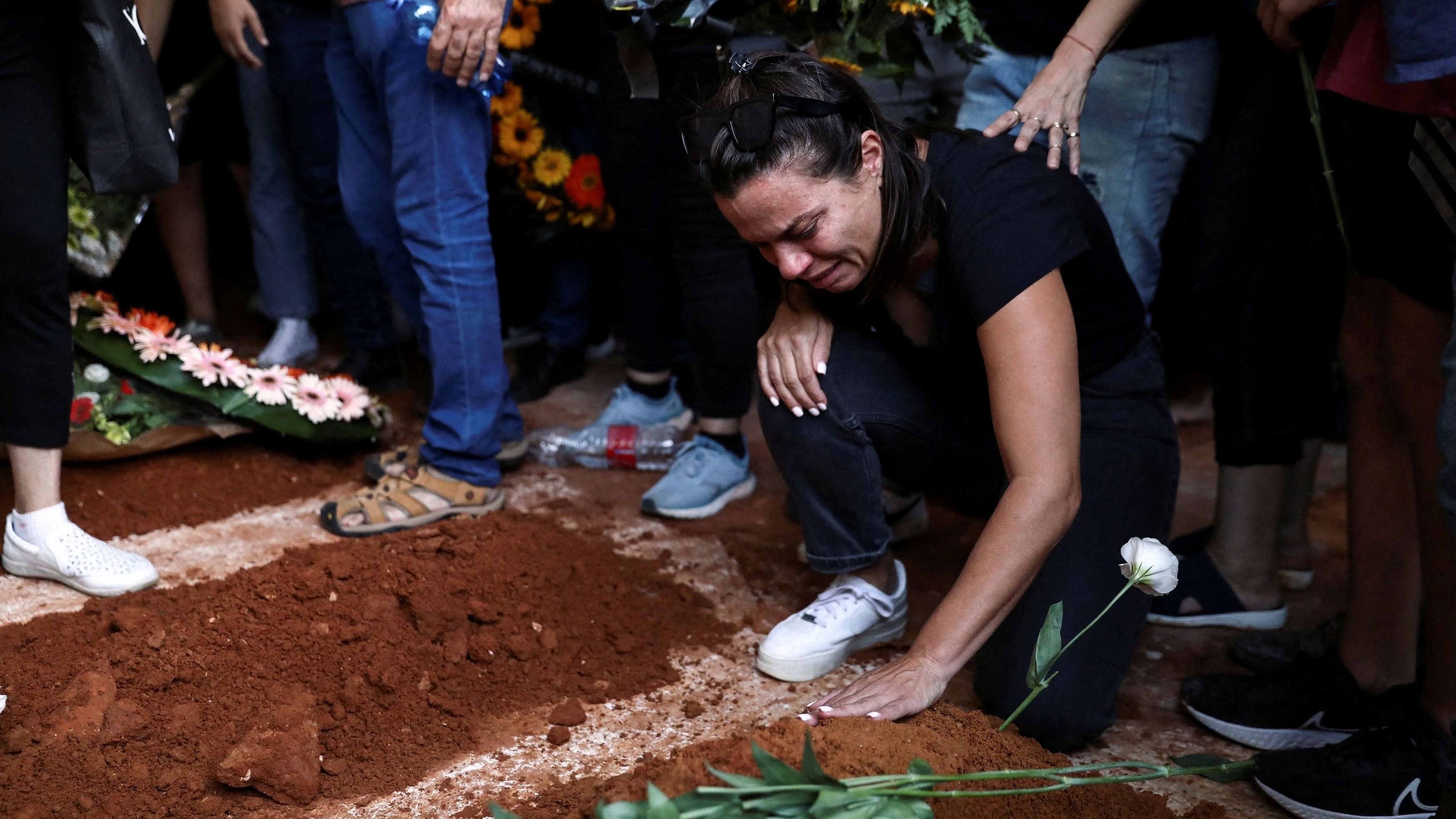 <div class="paragraphs"><p>People mourn for those&nbsp;killed in an attack by Hamas militants.</p></div>