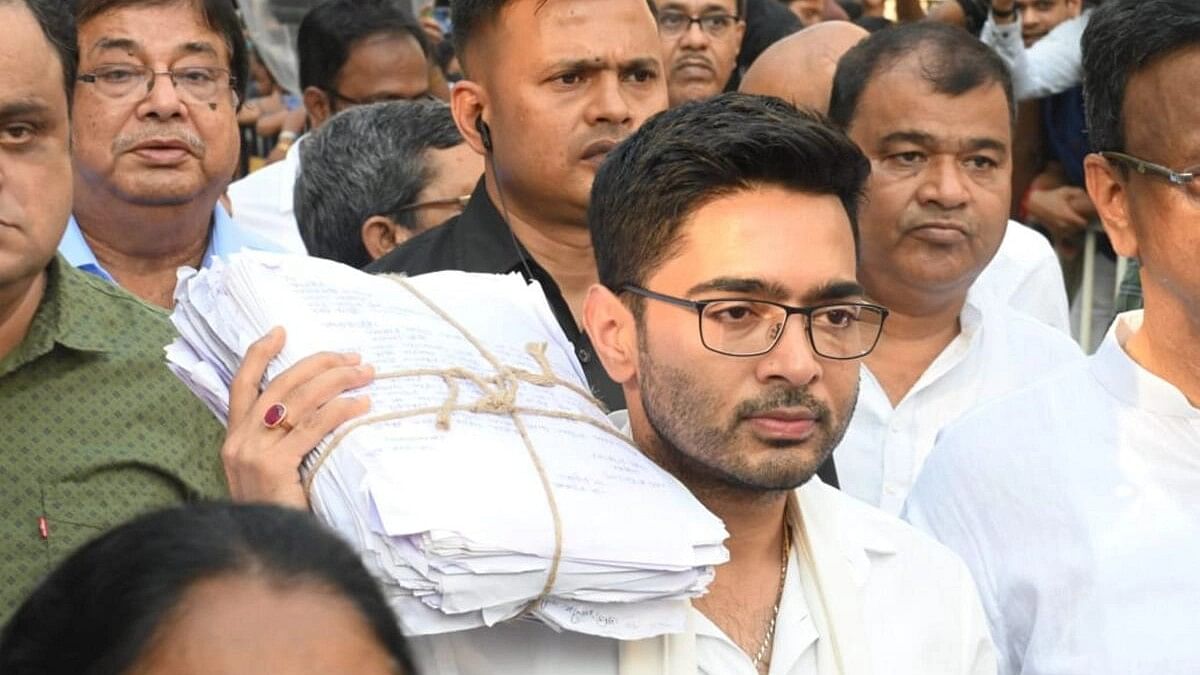 <div class="paragraphs"><p>Trinamool Congress National General Secretary Abhishek Banerjee leads a party delegation to submit a memorandum on MGNREGS to West Bengal Governor C V Ananda Bose at Raj Bhavan in Kolkata, Monday, Oct. 9, 2023.</p></div>