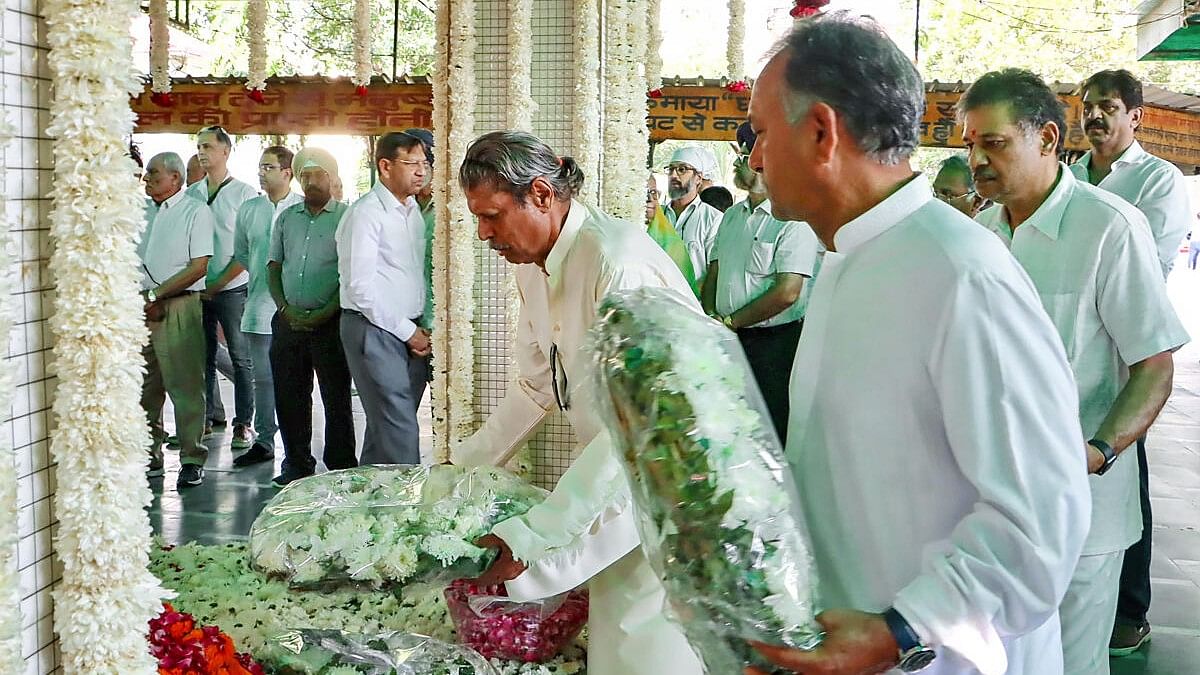 <div class="paragraphs"><p> Former cricketer Kapil Dev pays his last respects to former Indian cricket team captain Bishan Singh Bedi during his cremation at Lodhi Road crematorium, in New Delhi</p></div>