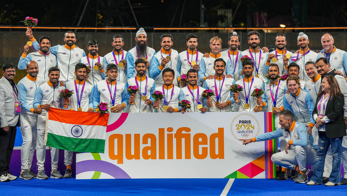 <div class="paragraphs"><p>Gold medallist Indian players with team officials pose for photos during the presentation ceremony of the men's hockey event at the 19th Asian Games, in Hangzhou.</p></div>