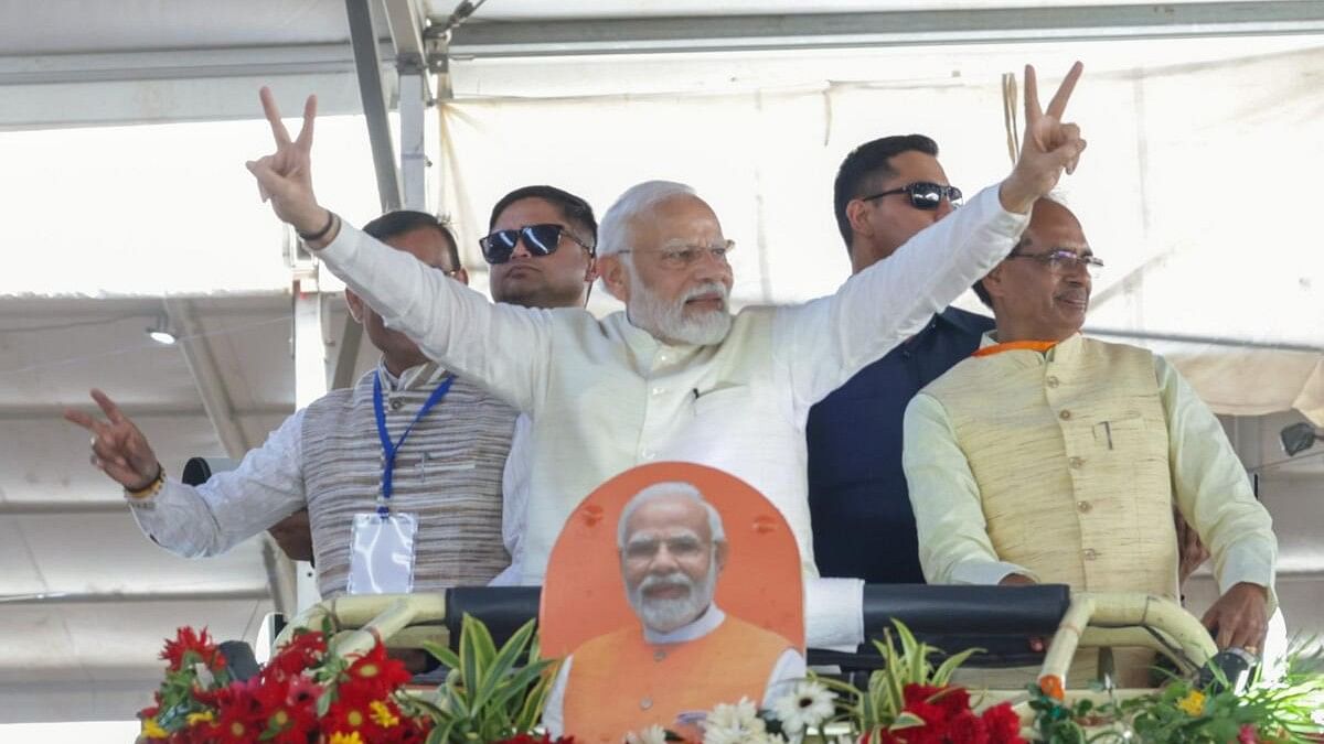 <div class="paragraphs"><p>PM Modi flashes the victory sign as he arrives for an event organised for laying of foundation stone of various developmental projects, in Gwalior, Monday, Oct. 2, 2023. Madhya Pradesh Chief Minister Shivraj Singh Chouhan and MP BJP President VD Sharma are also seen.</p></div>