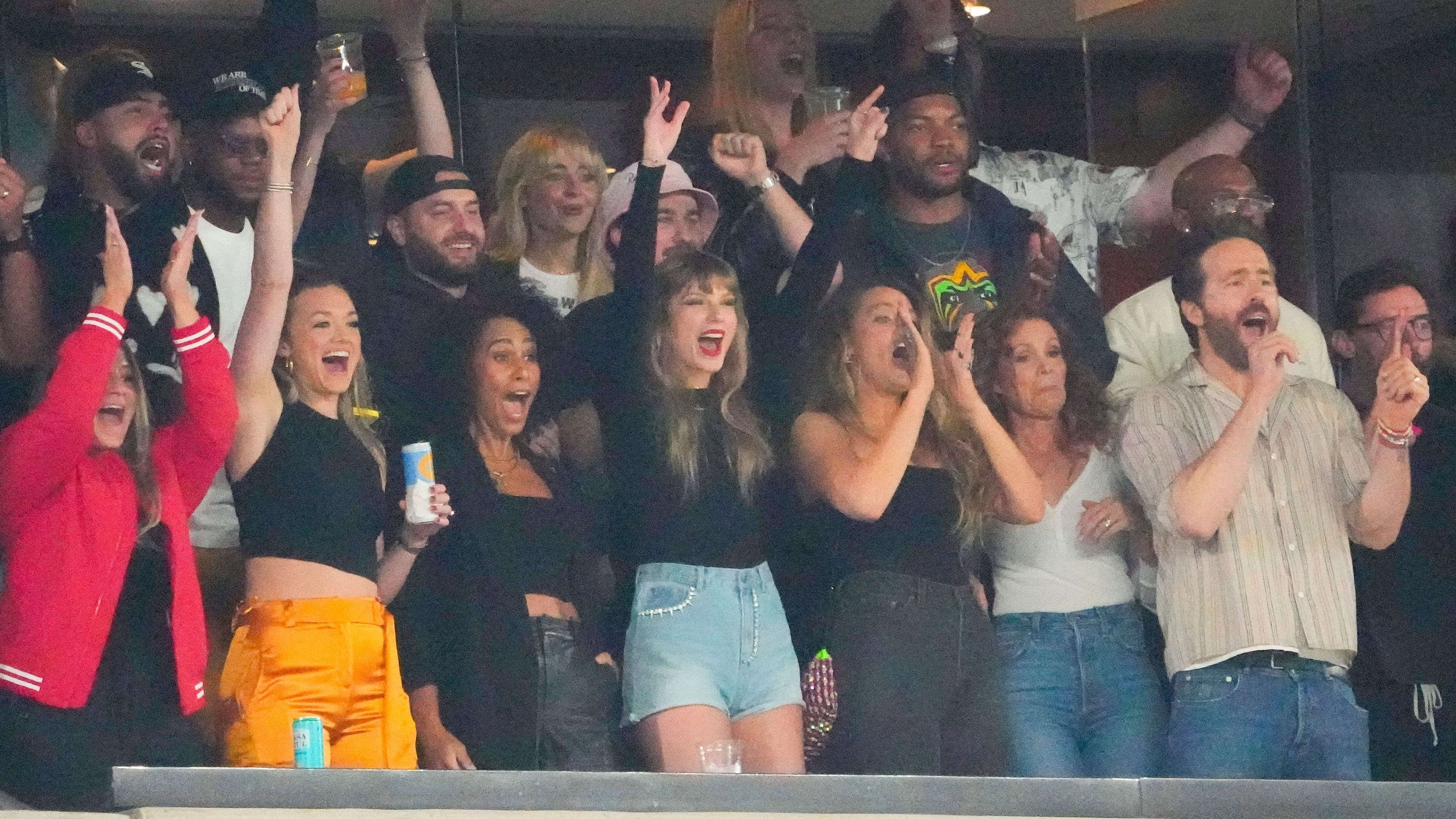 <div class="paragraphs"><p>Taylor Swift, a guest of Kansas City Chiefs tight end Travis Kelce , cheers during the game at MetLife Stadium. Mandatory Credit: </p></div>