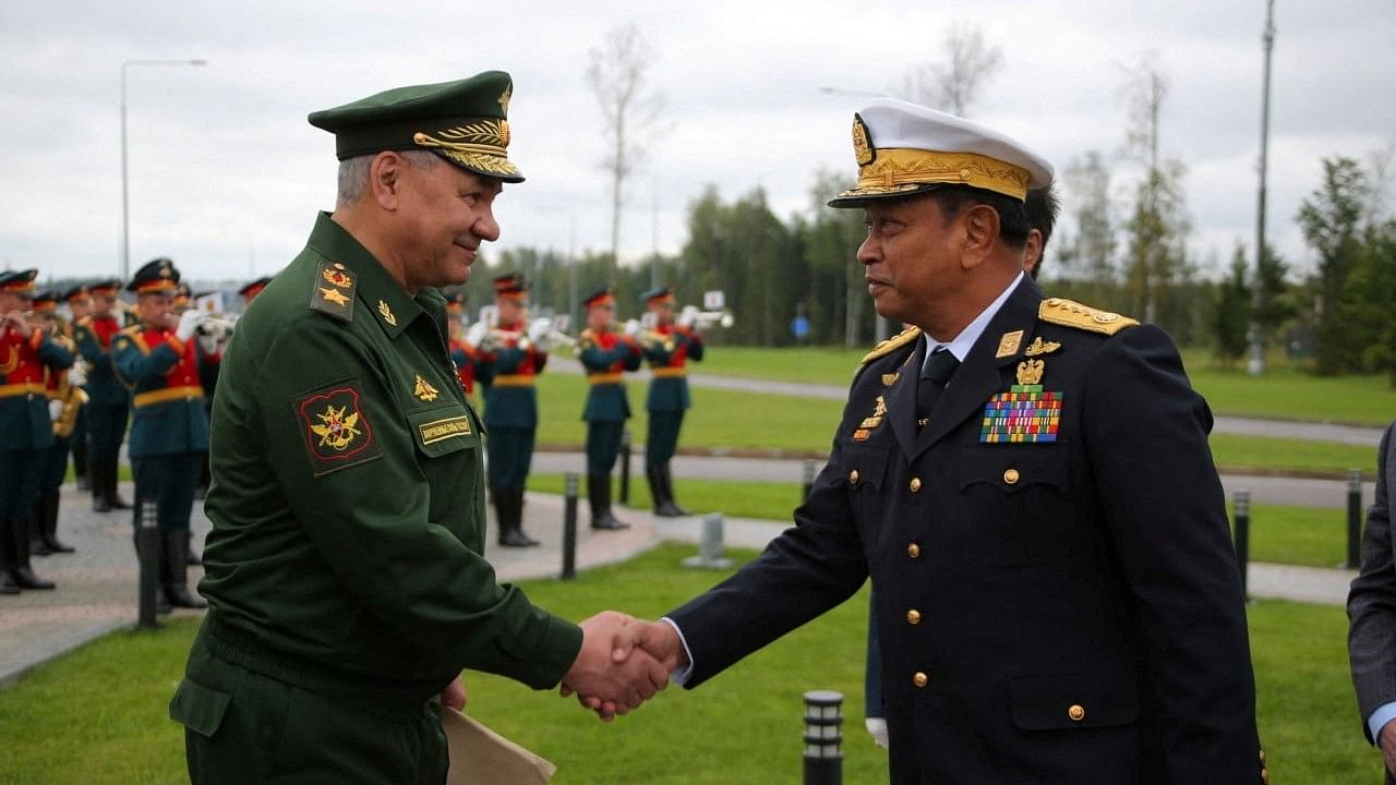 <div class="paragraphs"><p>Russia's Defence Minister Sergei Shoigu shakes hands with Myanmar's Deputy Prime Minister and Union Minister for Defence.</p></div>