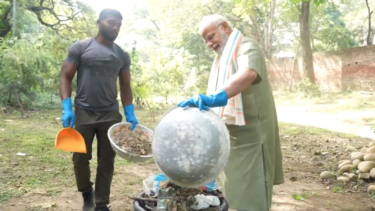 <div class="paragraphs"><p>The video shows the prime minister and Baiyanpuriya wielding brooms and cleaning and picking up trash.</p></div><div class="paragraphs"><p><br></p></div>