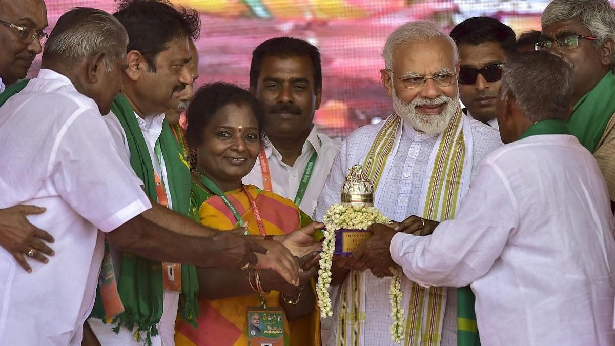 <div class="paragraphs"><p>Prime Minister Narendra Modi being presented a memento by coconut growing farmers.</p></div>