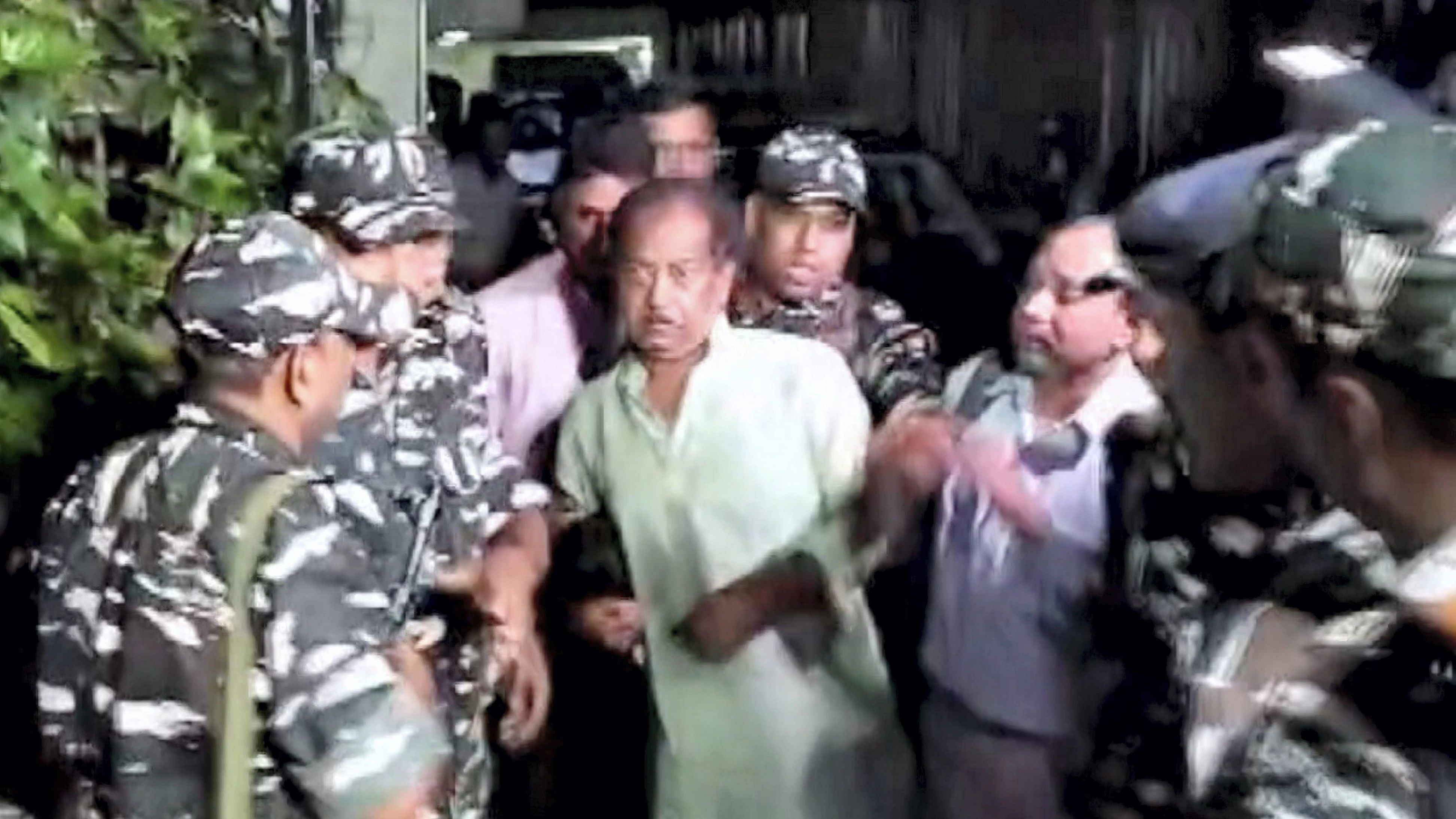 <div class="paragraphs"><p>West Bengal minister Jyotipriya Mallick being arrested by the Enforcement Directorate (ED).</p></div>