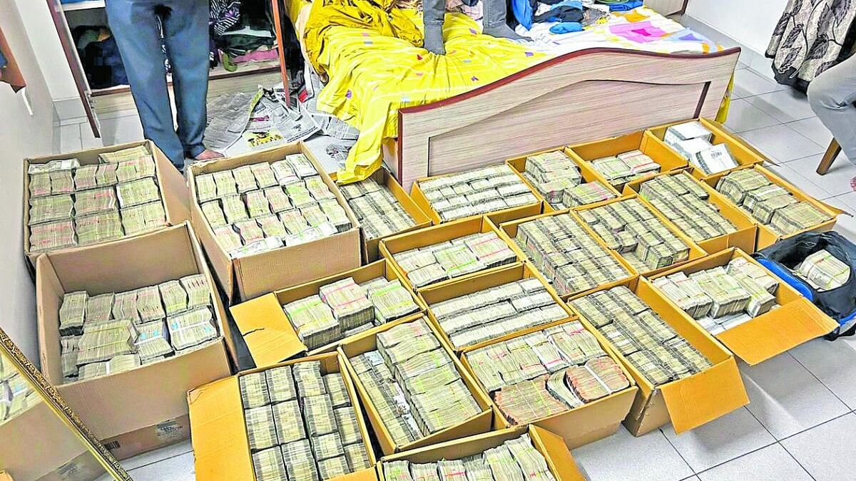 <div class="paragraphs"><p>Money recovered from an I-T raid in Bengluru.</p></div>