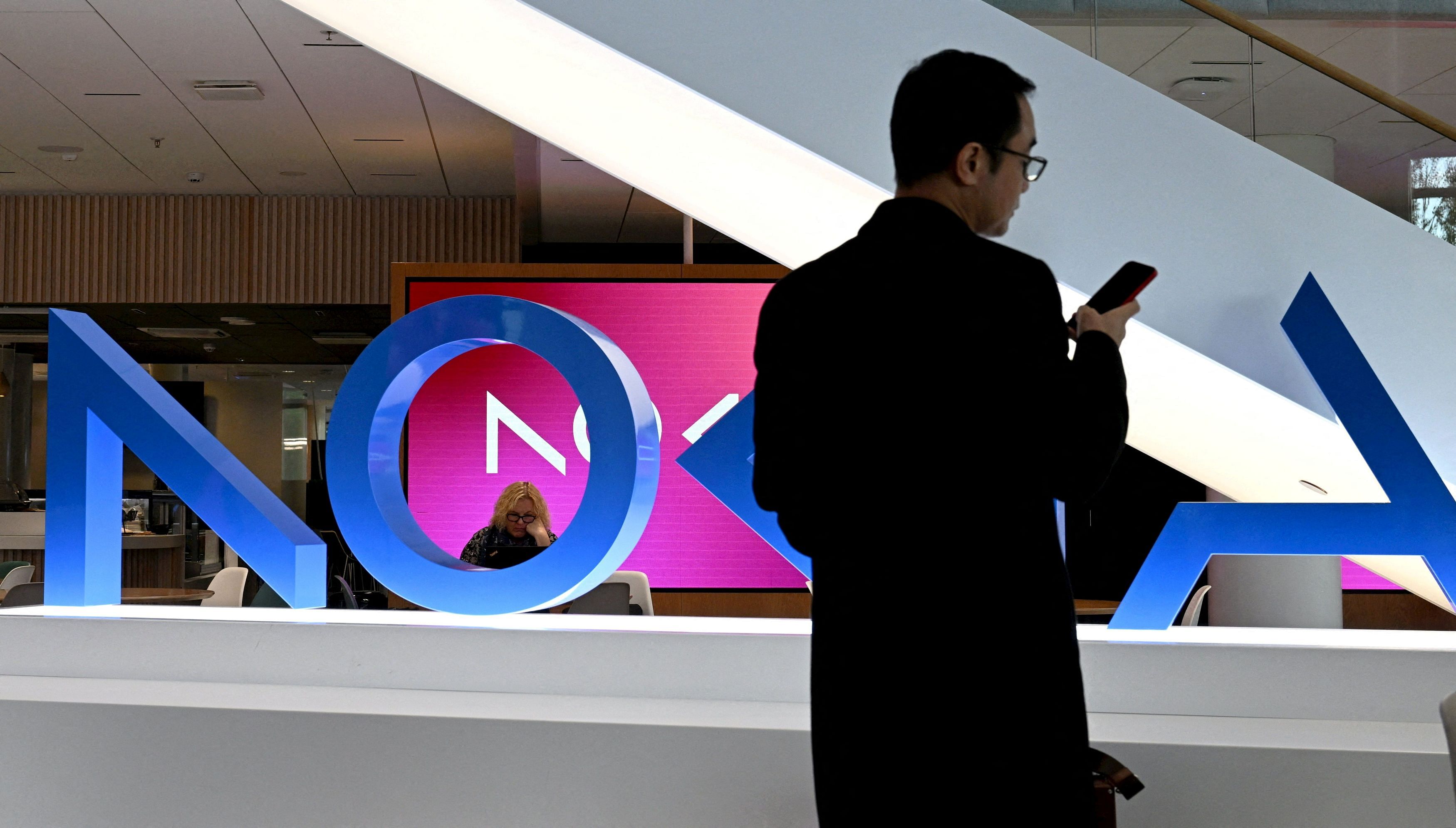 <div class="paragraphs"><p>An image showing a man standing in front of the Nokia logo.</p></div>