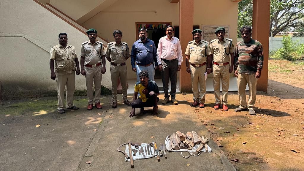 <div class="paragraphs"><p>Belagavi Forest Department officials with notorious tiger poacher Chikka in Khanpur on Friday. </p></div>