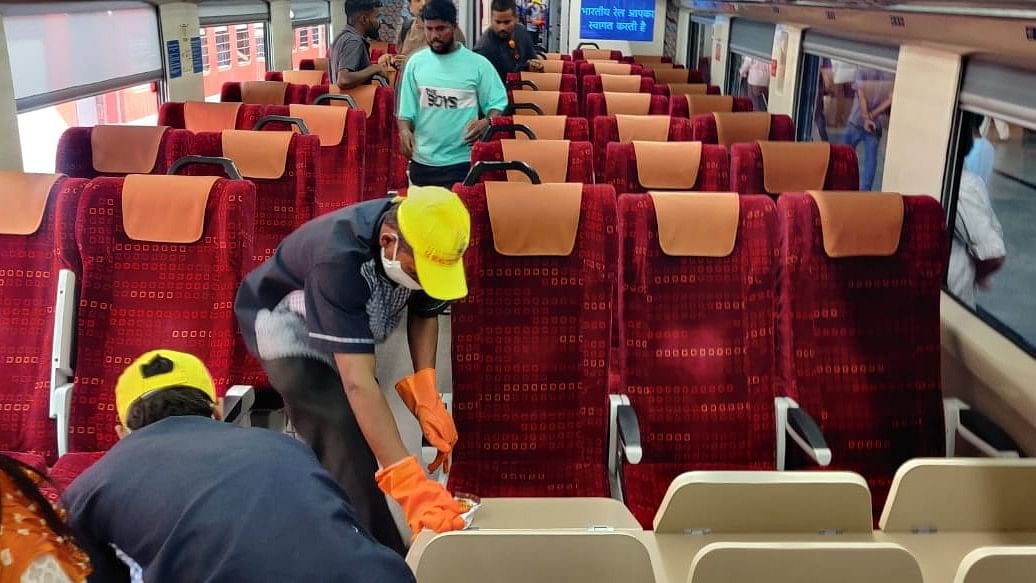 <div class="paragraphs"><p>Workers clean the Kacheguda-Yeshwantpur Vande Bharat Express during the '14-Minute Miracle' initiative on Sunday. </p></div>