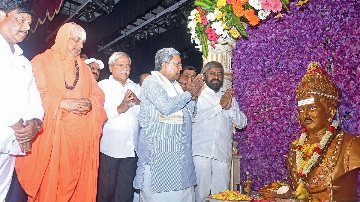 <div class="paragraphs"><p>Karnataka CM Siddaramaiah pays obeisance to the statue of Basavanna</p></div>