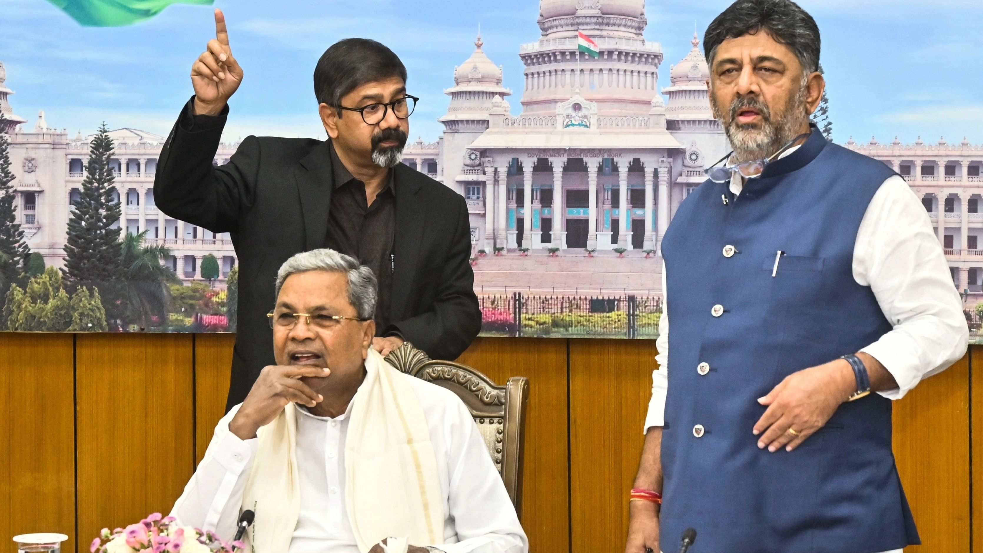 <div class="paragraphs"><p>Chief Minister M Siddaramaiah and his deputy D K Shivakumar with BMRCL boss Anjum Pervez during the virtual launch of the metro lines on Friday.&nbsp;</p></div>