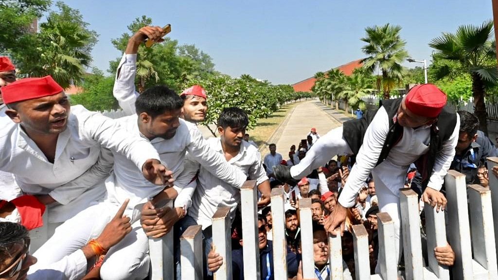 <div class="paragraphs"><p>Yadav told the media that he was saddened by efforts to stop them from entering the centre by deploying police.</p></div>