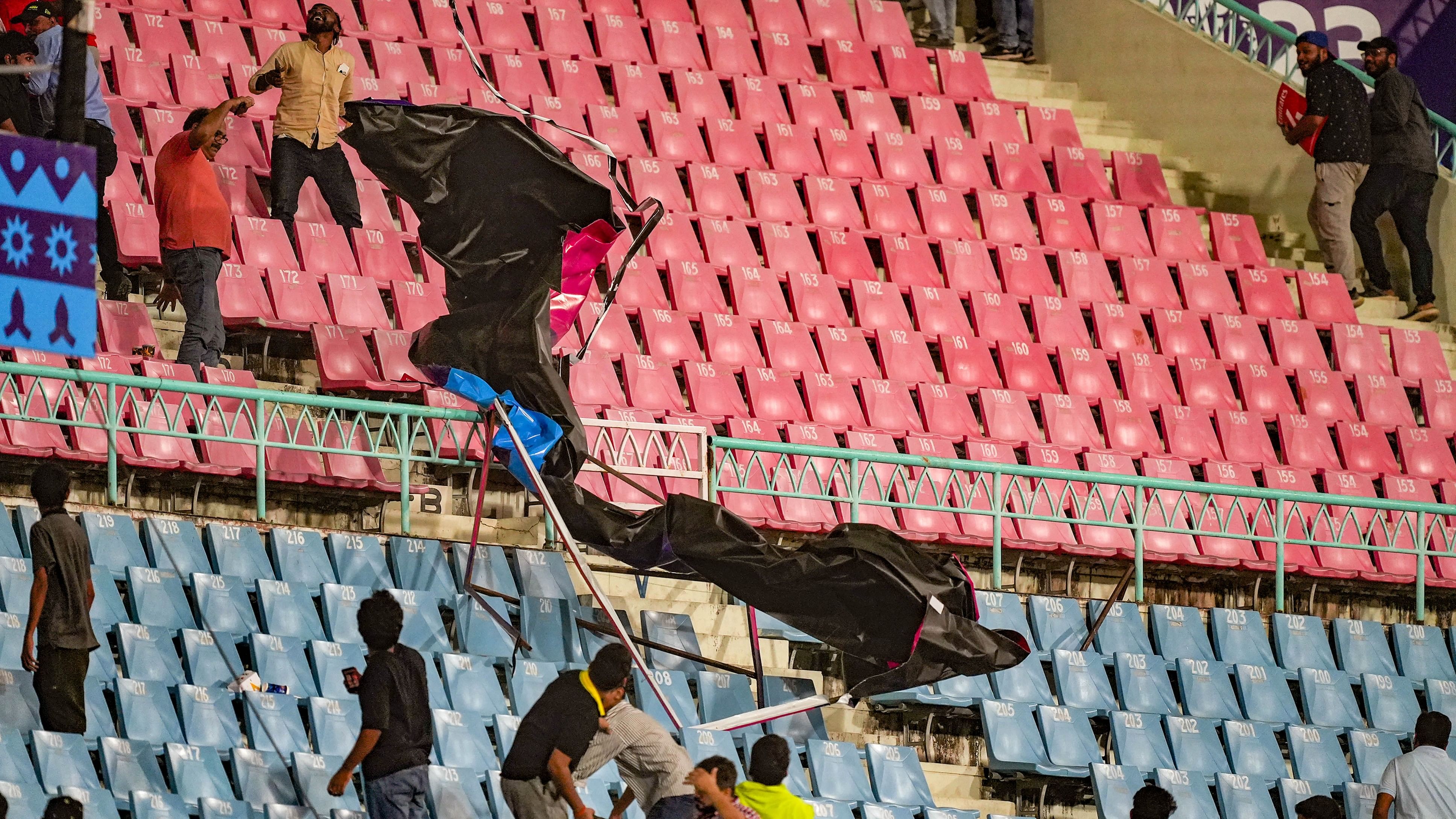 <div class="paragraphs"><p>Fans injured after a hording crashed during the ICC Men's Cricket World Cup 2023 match between Sri Lanka and Australia, at Bharat Ratna Shri Atal Bihari Vajpayee Ekana Cricket Stadium, in Lucknow.</p></div>