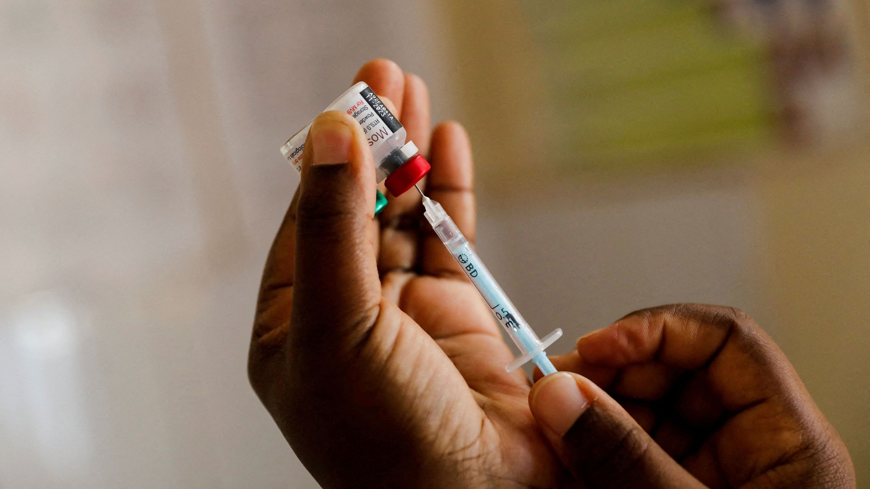 <div class="paragraphs"><p>A nurse fills a syringe with malaria vaccine.</p></div>