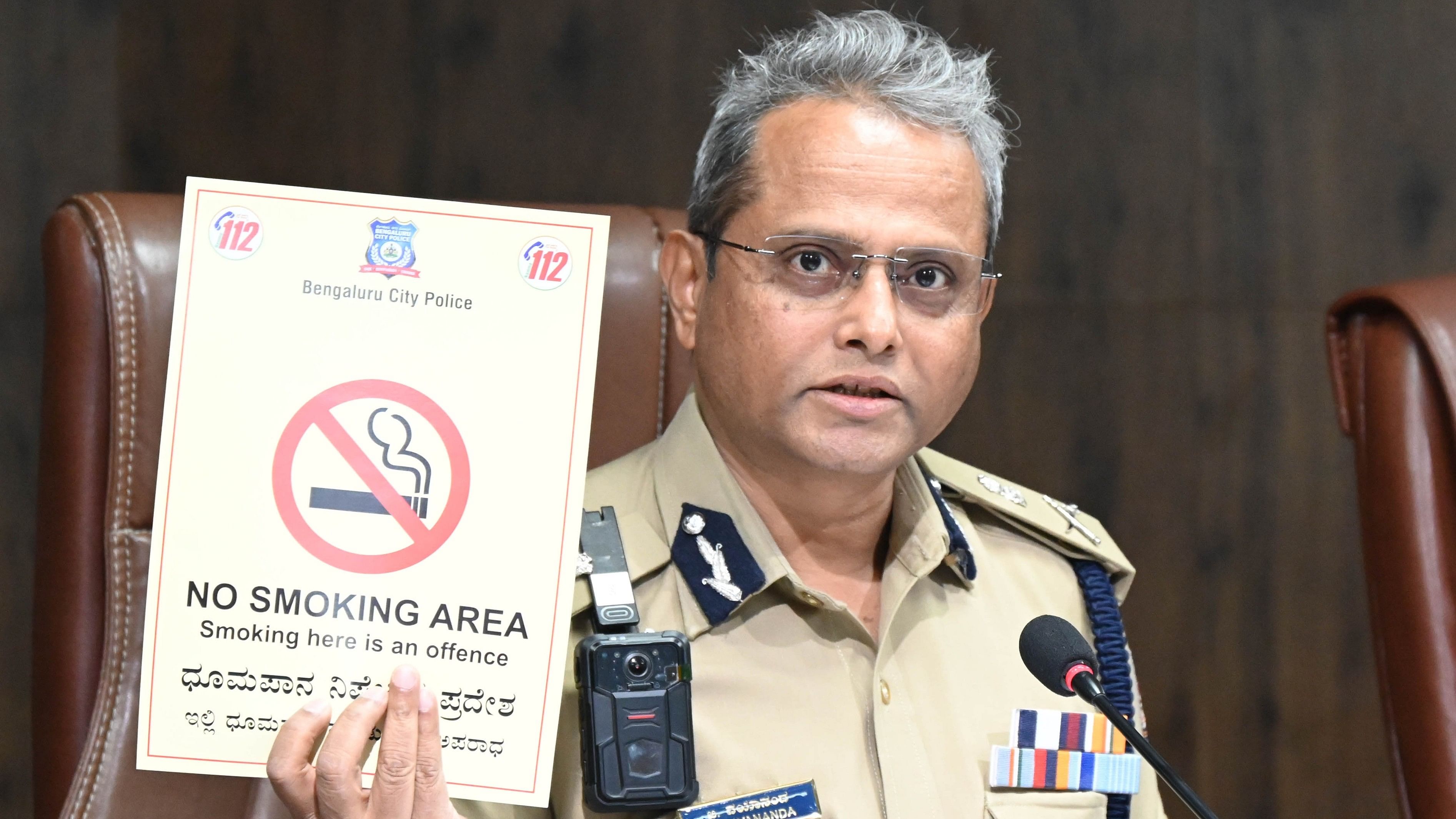 <div class="paragraphs"><p>Bengaluru Police Commissioner B Dayananda displays a 'No Smoking' notice during a press conference on Tuesday. </p></div>