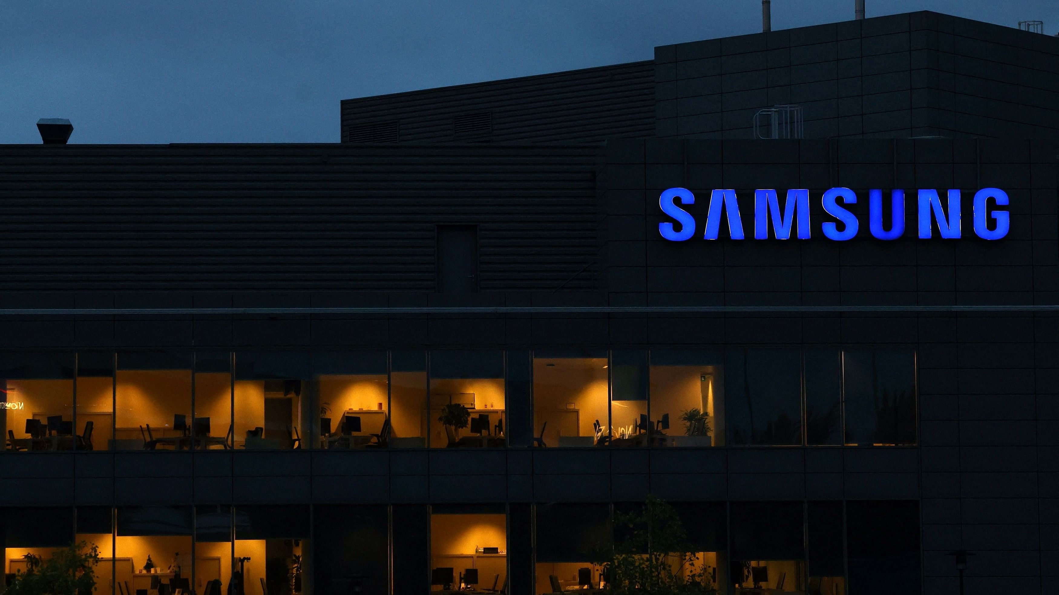 <div class="paragraphs"><p>The logo of Samsung.</p></div>