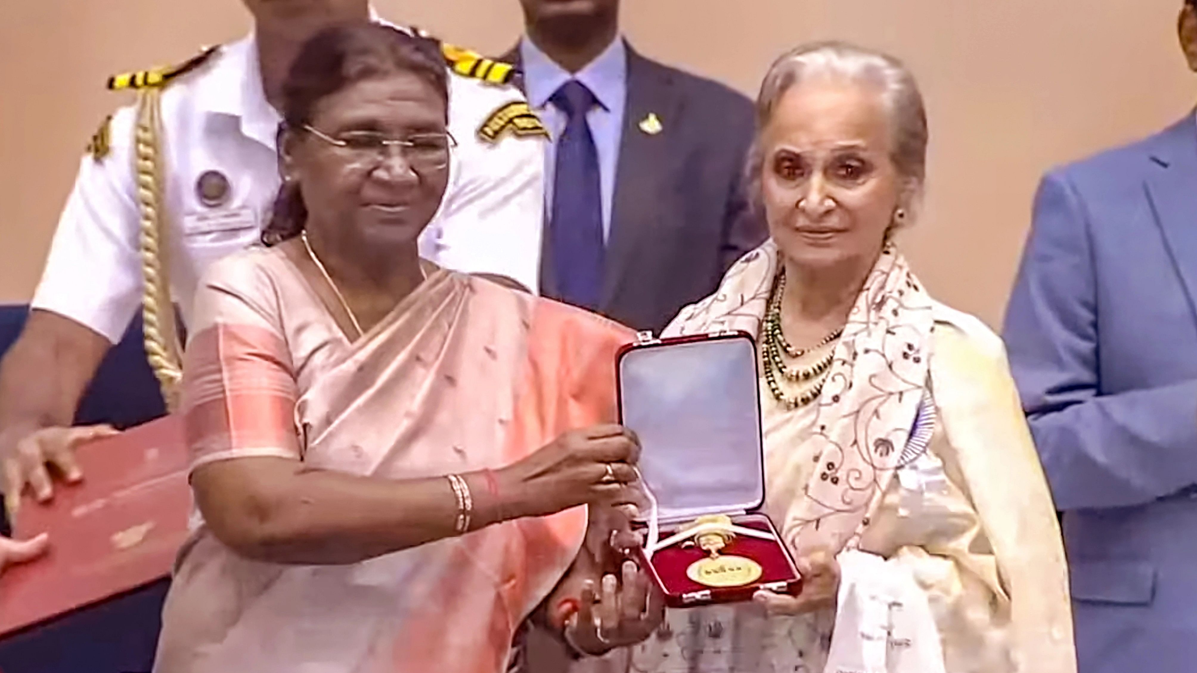 <div class="paragraphs"><p>President Droupadi Murmu presents the Dadasaheb Phalke Award to actor Waheeda Rehman during the 69th National Film Awards at Vigyan Bhavan, in New Delhi.</p></div>