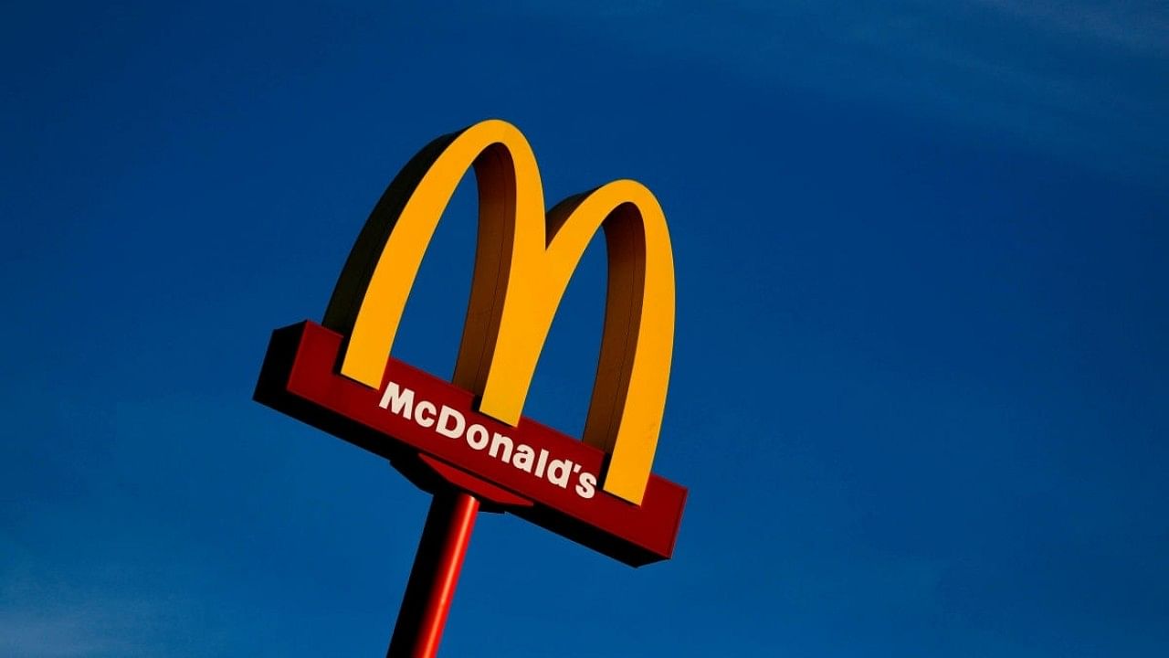 <div class="paragraphs"><p>The McDonald's logo. </p></div>