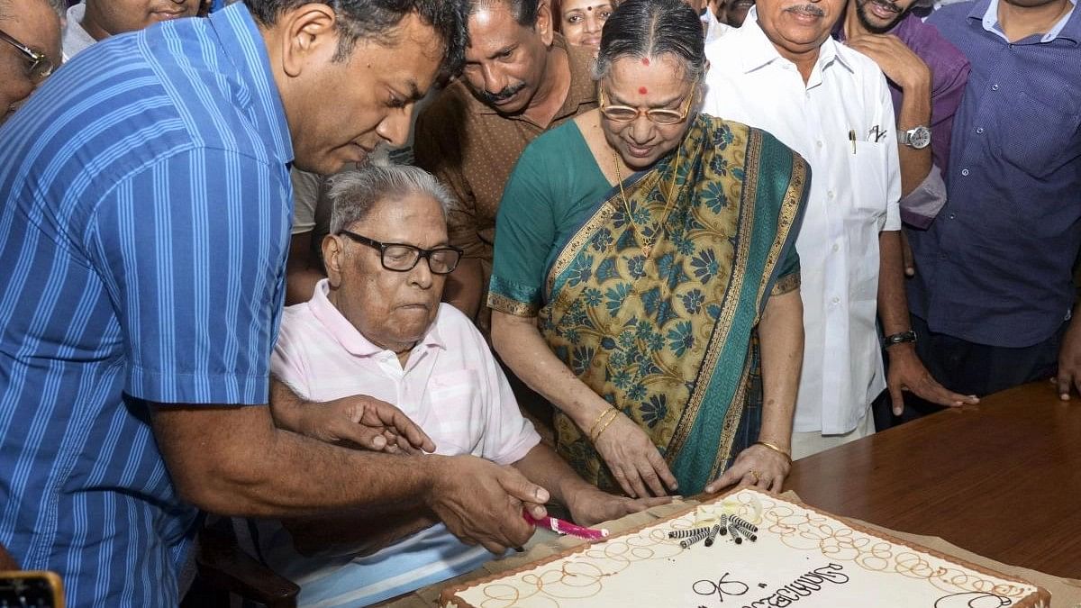 <div class="paragraphs"><p>Veteran Communist leader and former Kerala Chief Minister V.S. Achuthanandan cuts a cake to celebrate his 96th birthday</p></div>