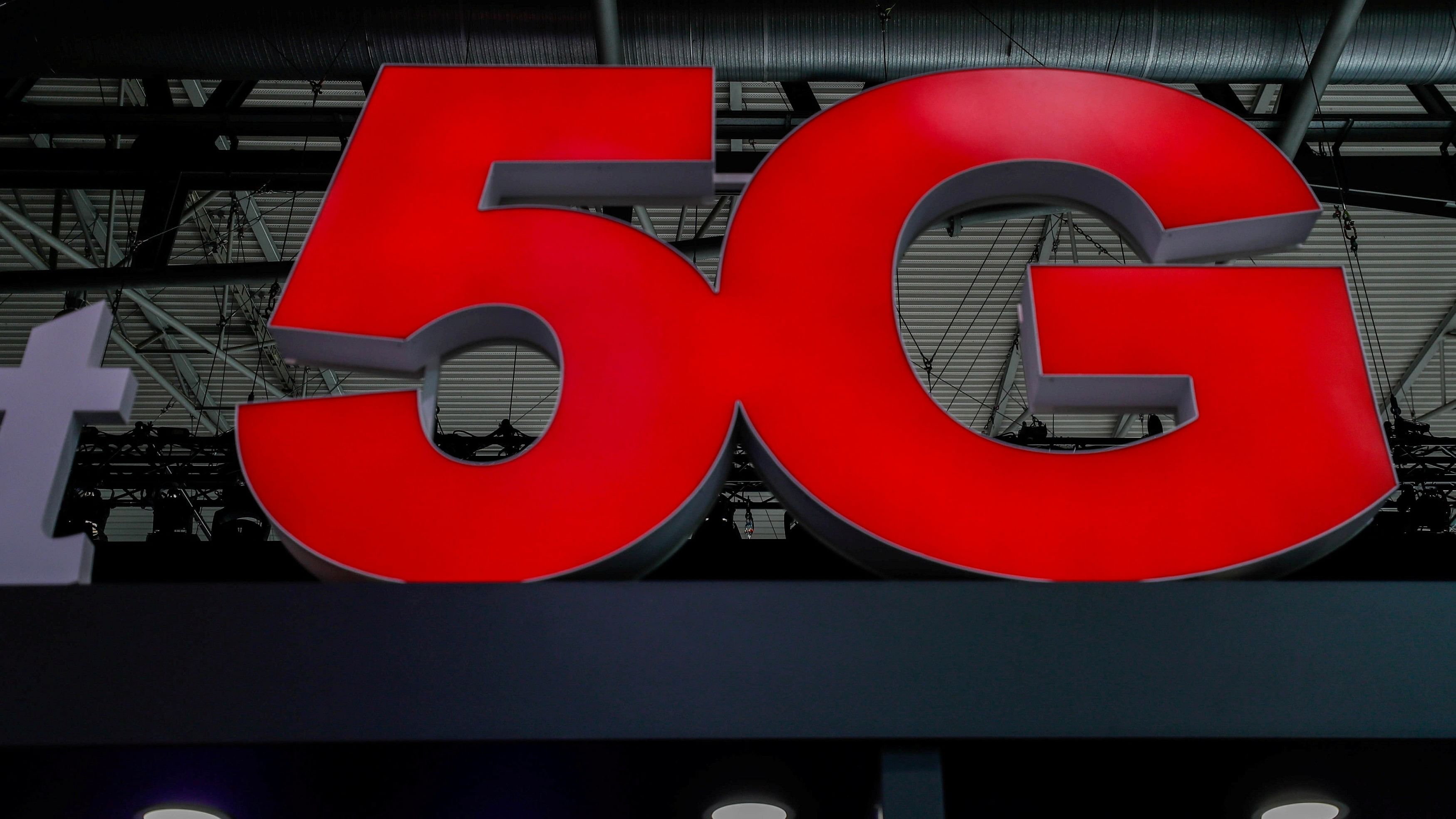 <div class="paragraphs"><p>A 5G sign is displayed.</p></div>