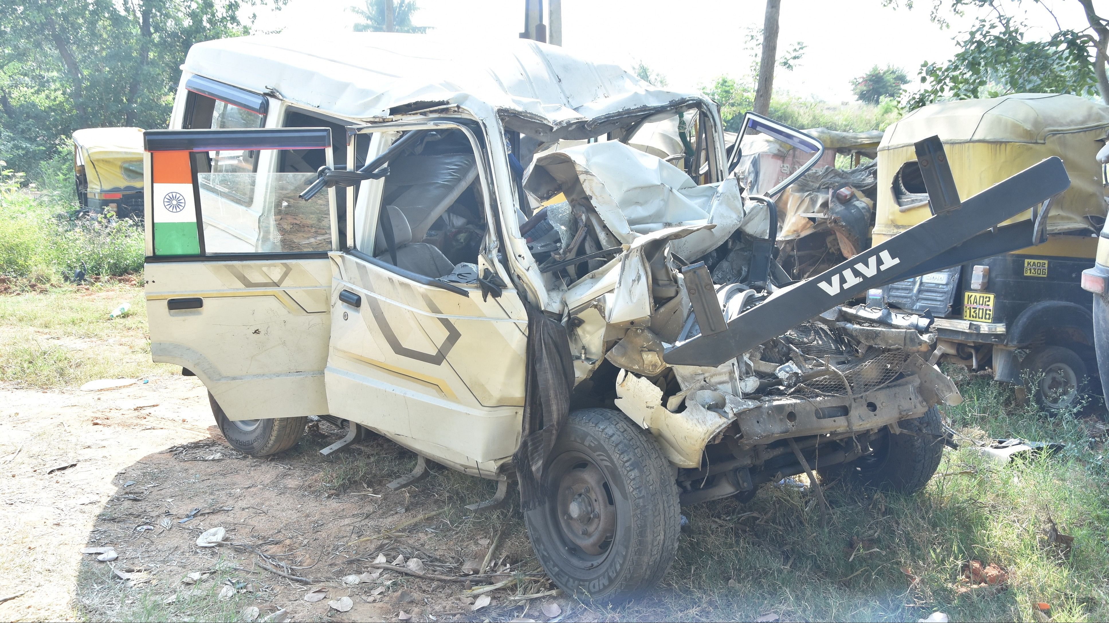 <div class="paragraphs"><p>The mangled remains of the Tata Sumo, which crashed into a parked truck near Chikkaballapur in Thursday. </p></div>