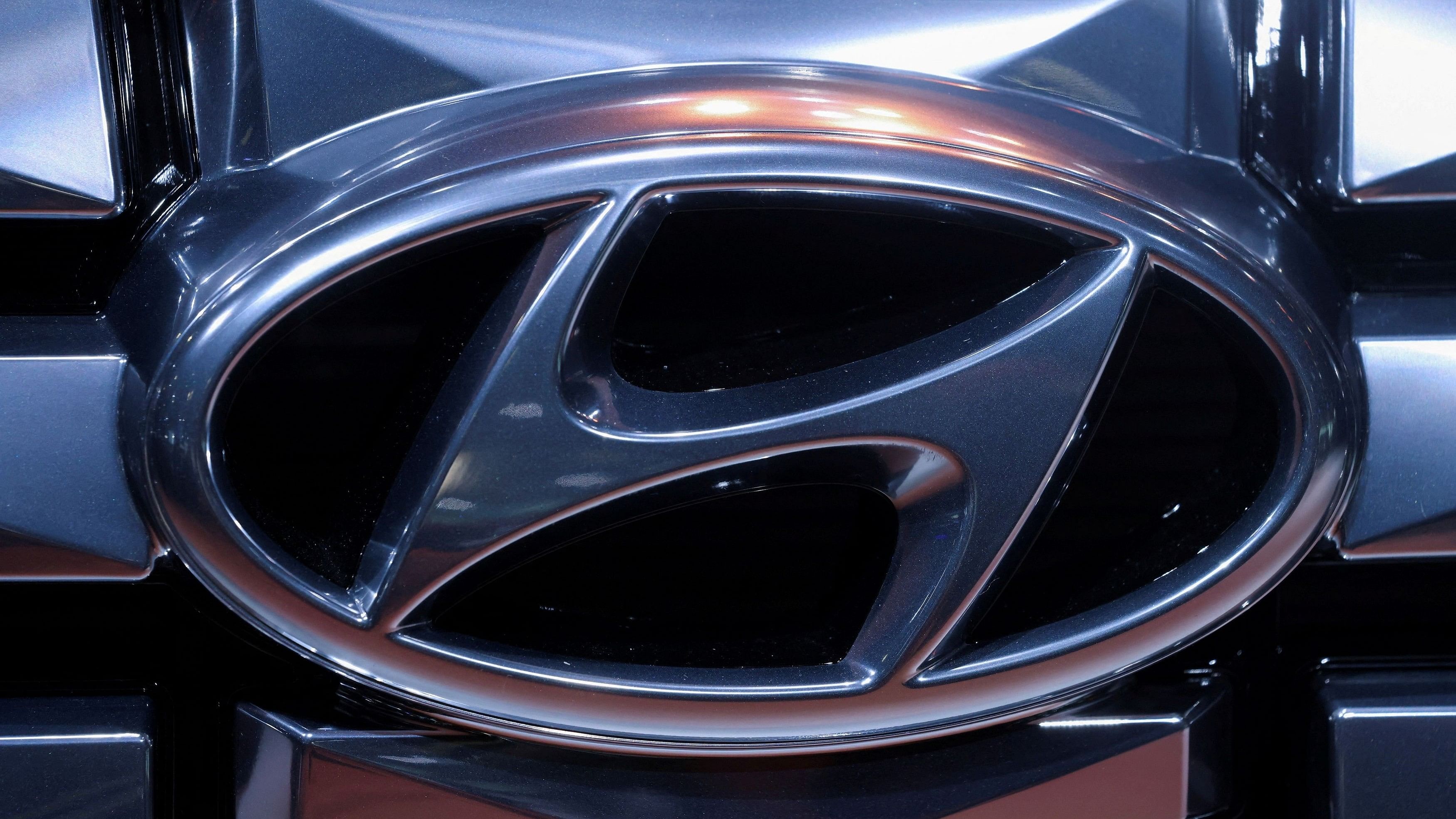 <div class="paragraphs"><p>FILE PHOTO: The logo of Hyundai Motor Company is pictured at the New York International Auto Show, in Manhattan, New York.</p></div>