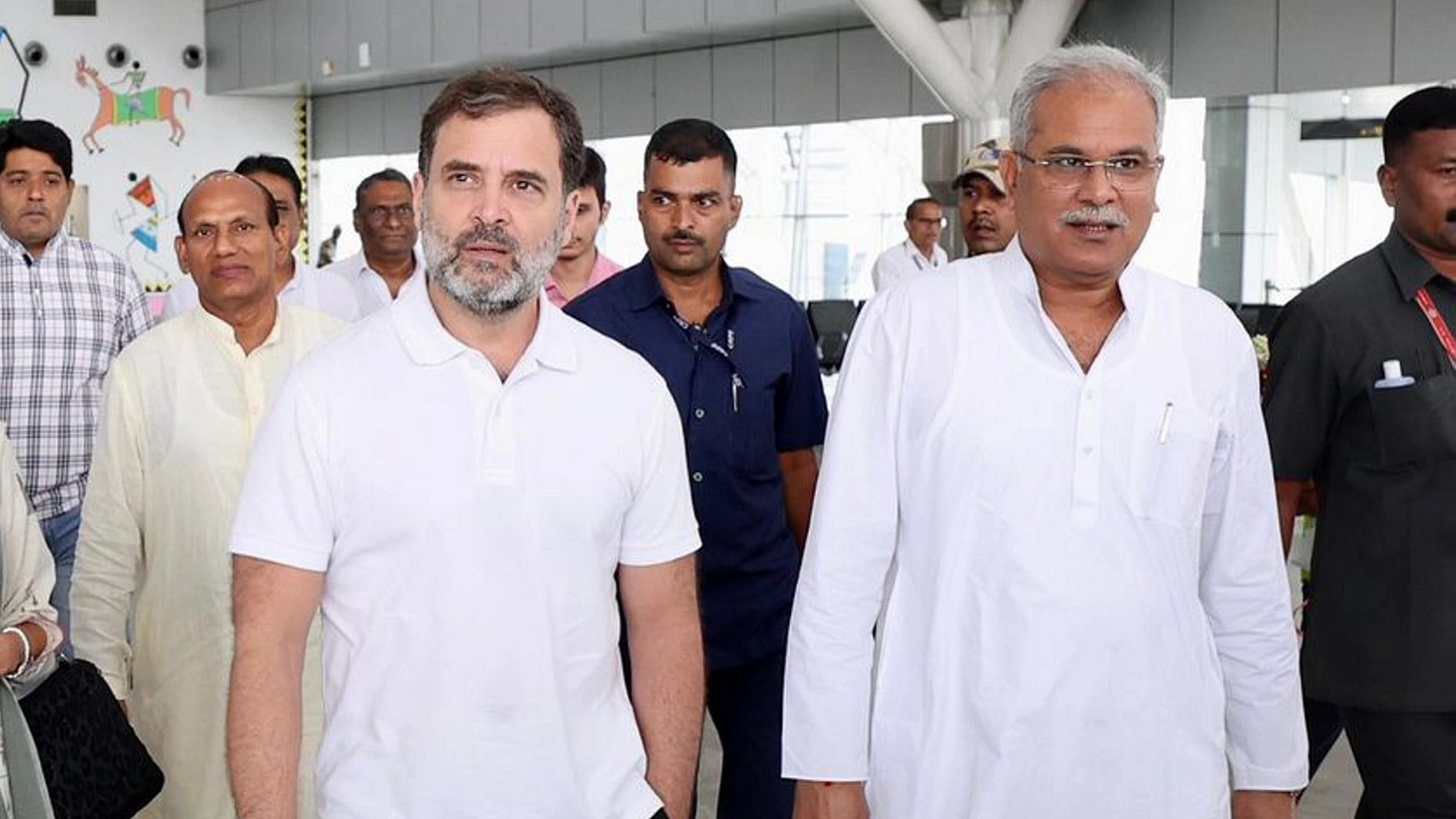 <div class="paragraphs"><p> Congress leaders Rahul Gandhi (L) and Bhupesh Baghel (R).</p></div>