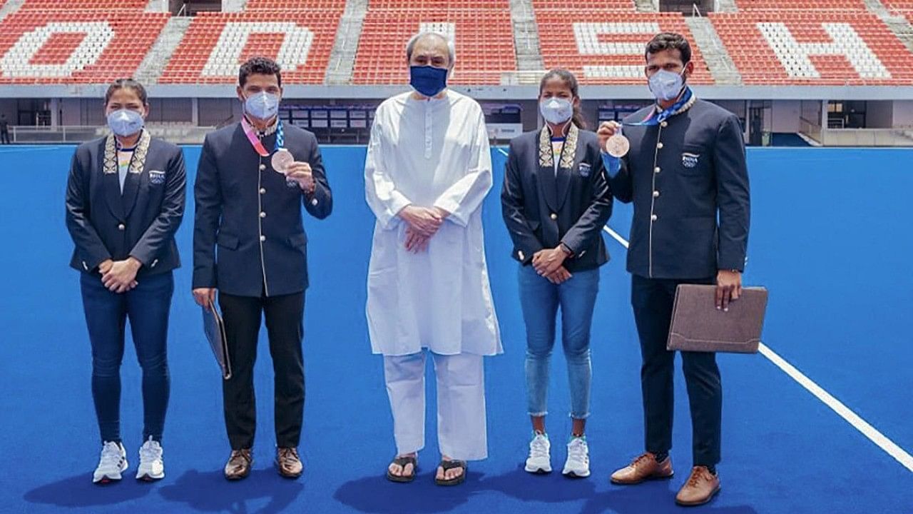 <div class="paragraphs"><p>Odisha Chief Minister Naveen Patnaik with the state's hockey players who represented India in Tokyo Olympics, Deep Grace Ekka, Namita Toppo, Birendra Lakra and Amit Rohidas during a function at Kalinga Stadium in Bhubaneswar. </p></div>