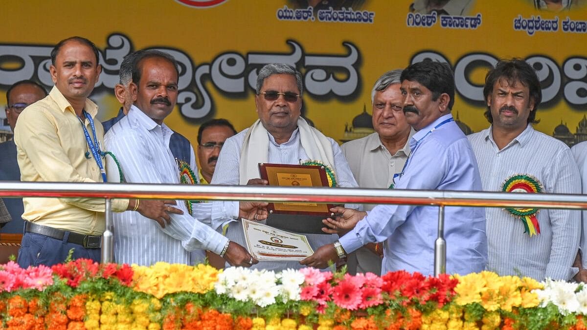 <div class="paragraphs"><p>CM Siddaramaiah along with party dignitaries and others at Karnataka Rajyotsava celebrations in city.</p></div>