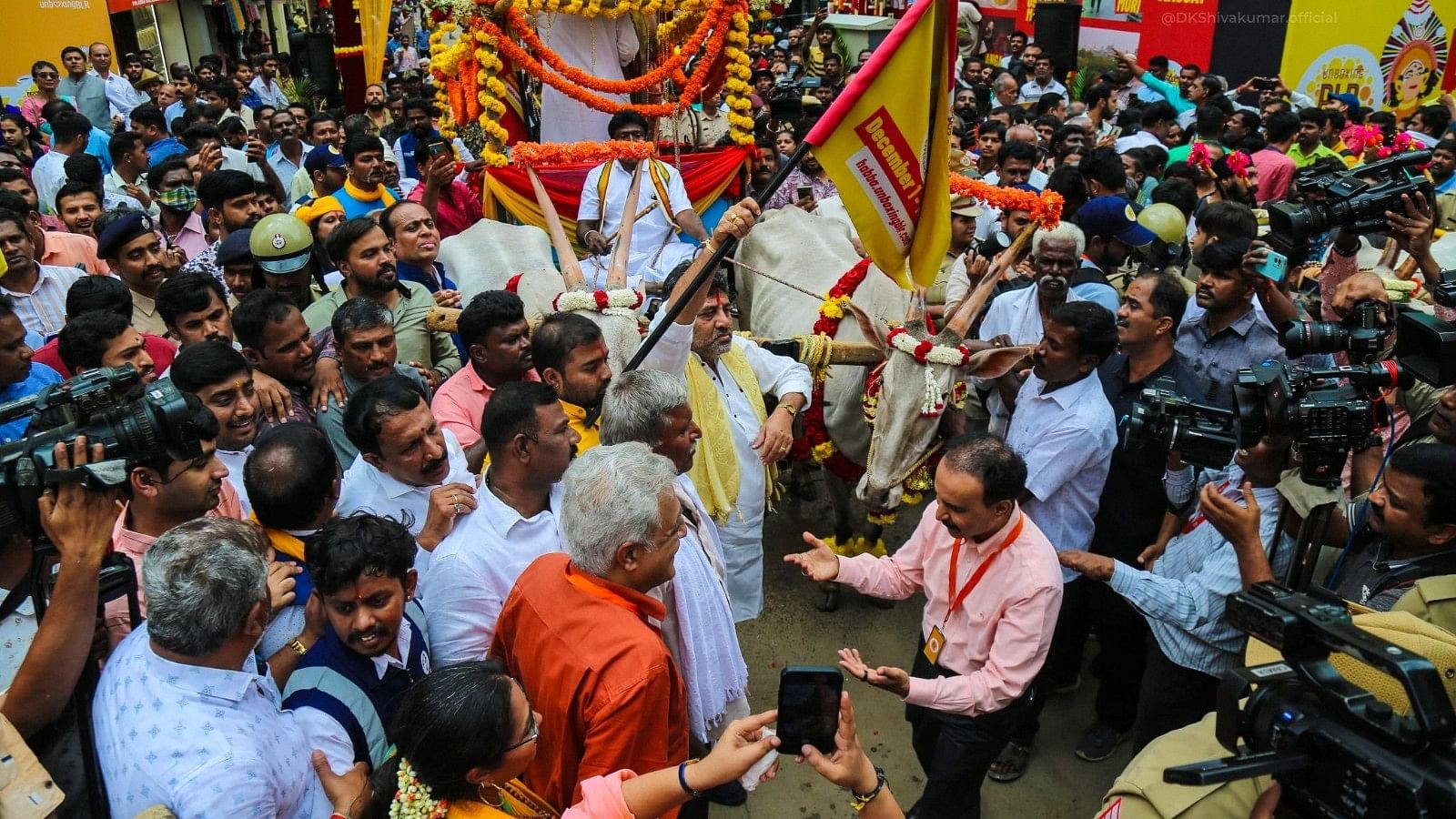 <div class="paragraphs"><p>Deputy Chief Minister D K Shivakumar on Thursday inaugurated the 11-day Unboxing BLR Habba by flagging off a traditional bullock cart procession in Chikpet.</p></div>