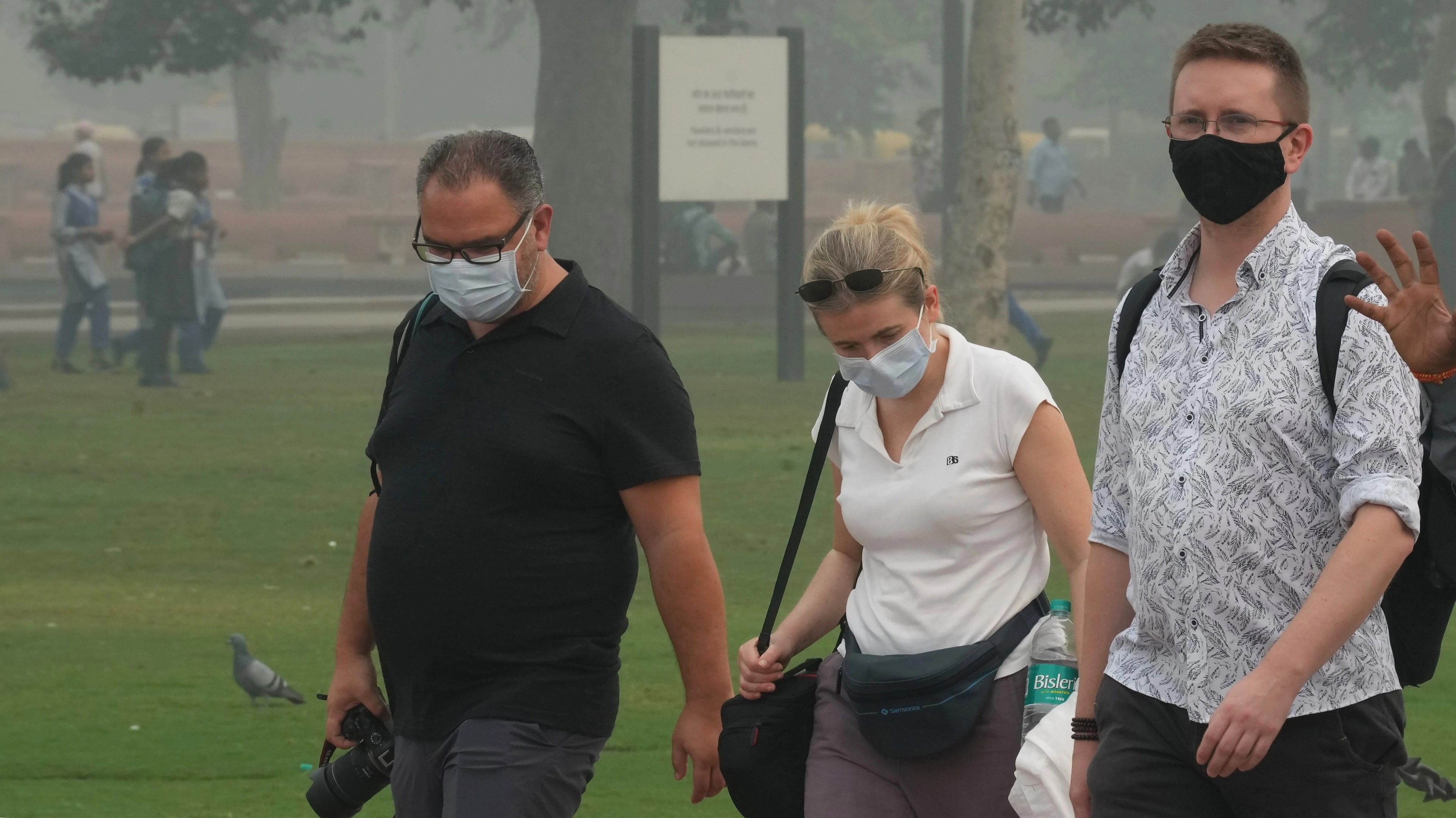 <div class="paragraphs"><p>Visitors wearing mask walk at the Kartavya Path amid dense smog near the India Gate in New Dellhi, Saturday, Nov. 4, 2023. Delhi-NCR region is winessing smog amid a surge in farm fires and unfavourable weather conditions leading to a spike in the air pollution levels. </p></div>