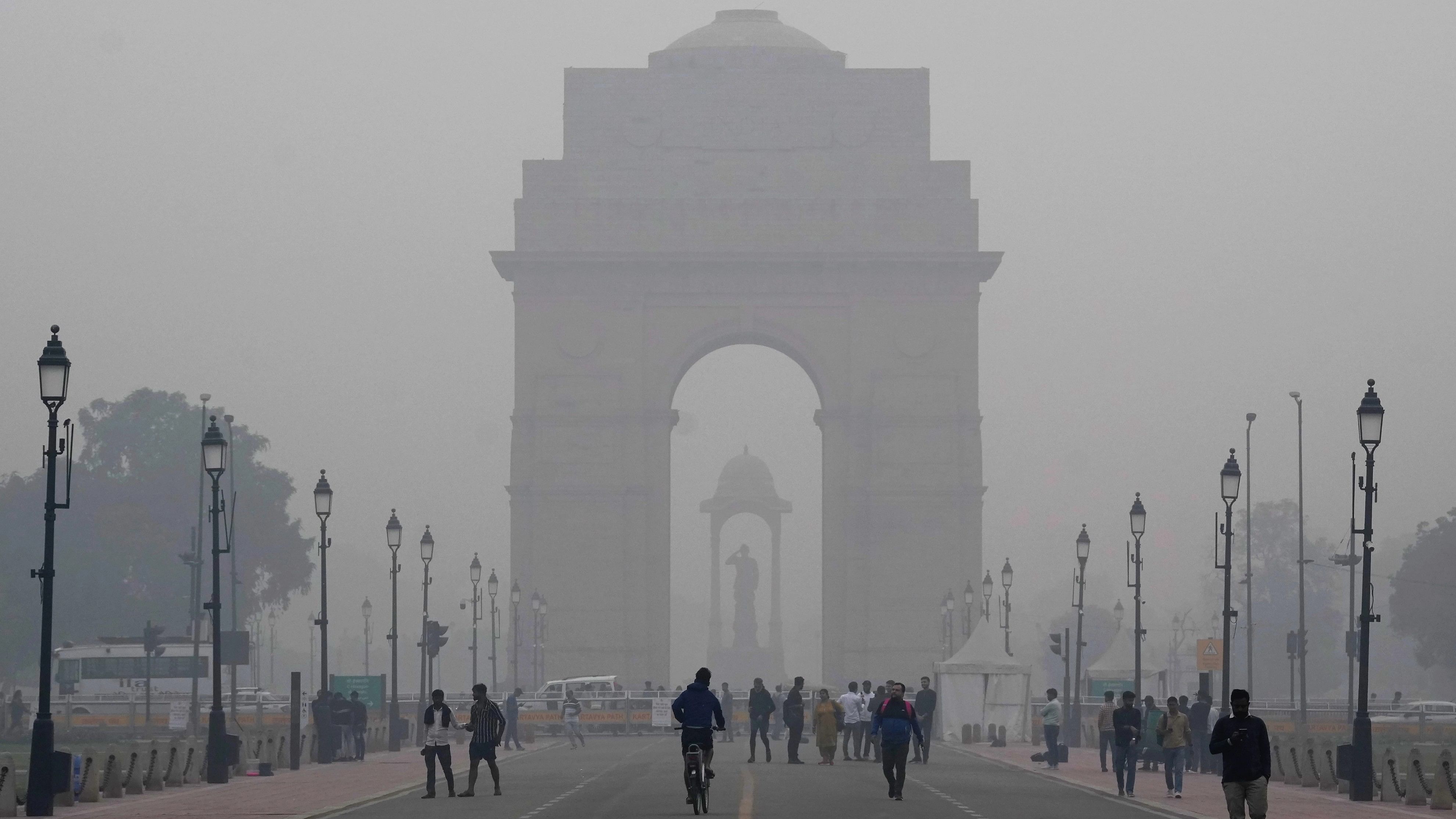 <div class="paragraphs"><p> Smoky haze engulfs the India Gate in New Dellhi.</p></div>