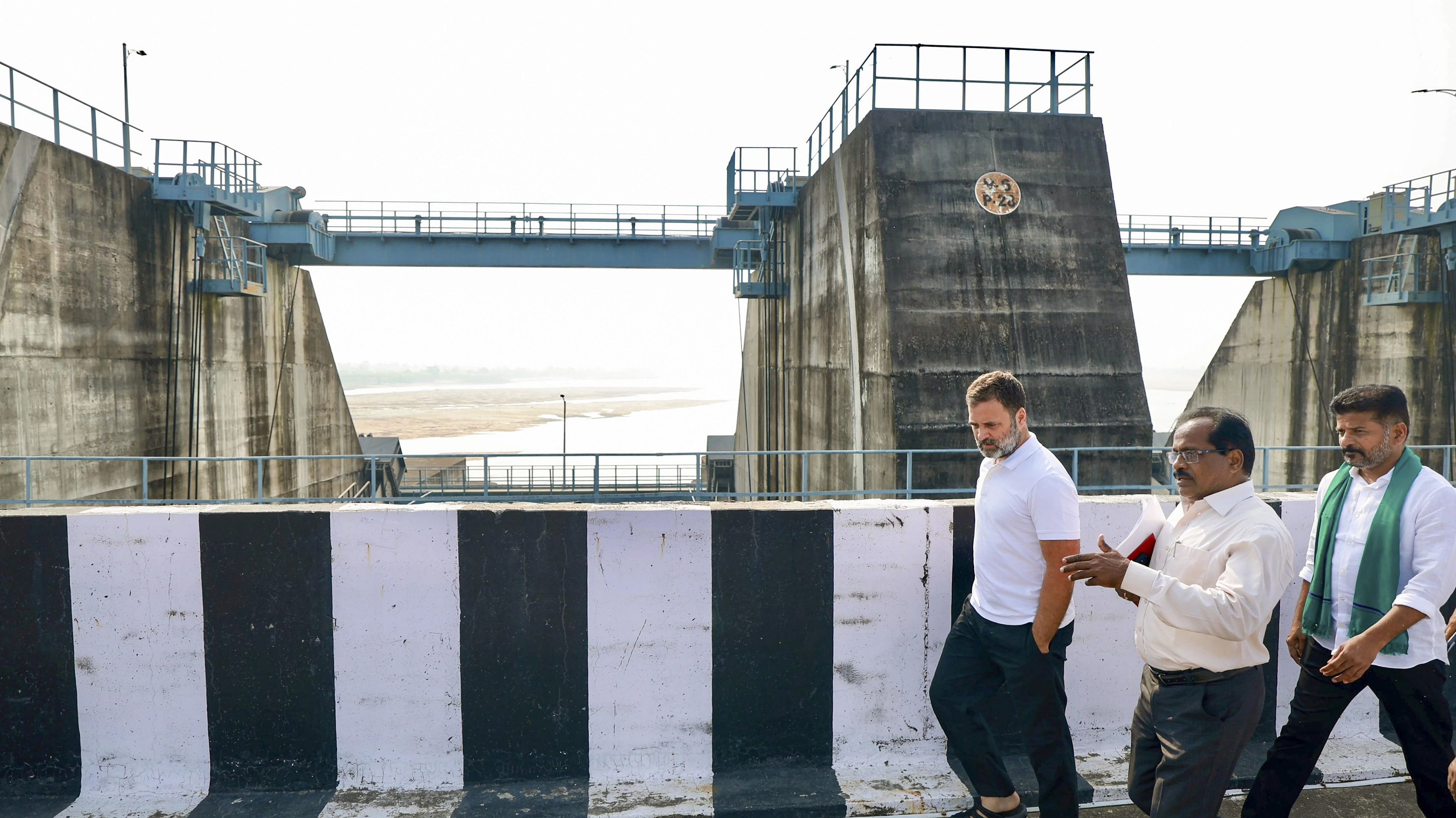 <div class="paragraphs"><p> Mahadevpur: Congress leader Rahul Gandhi with Telangana Congress President Revanth Reddy visits Medigadda barrage, a part of the Kaleshwaram project, on Thursday, Nov. 2, 2023.</p></div>