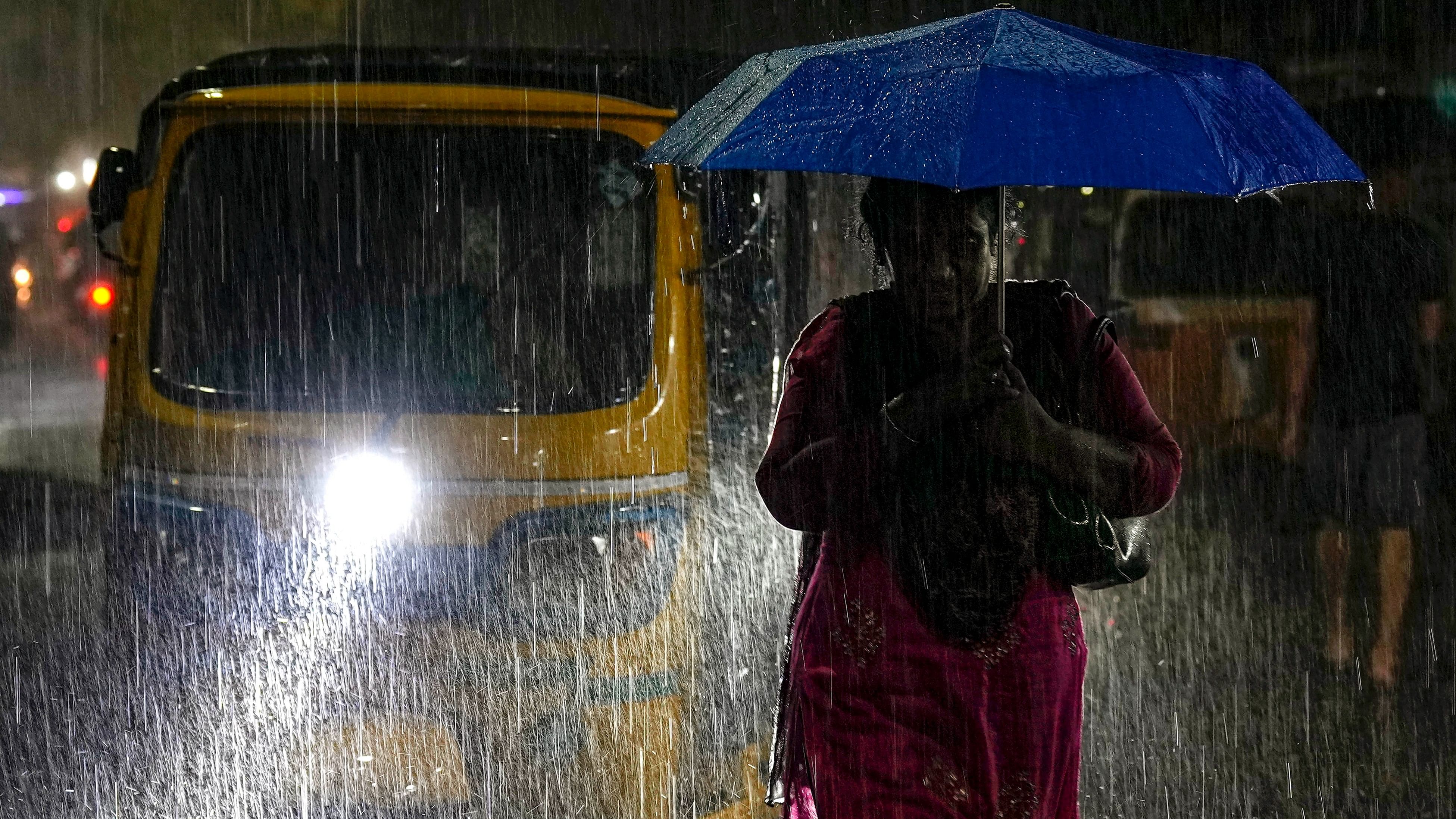 <div class="paragraphs"><p>Commuters make their way amid rain, in Chennai, Wednesday, Nov. 29, 2023.</p></div>