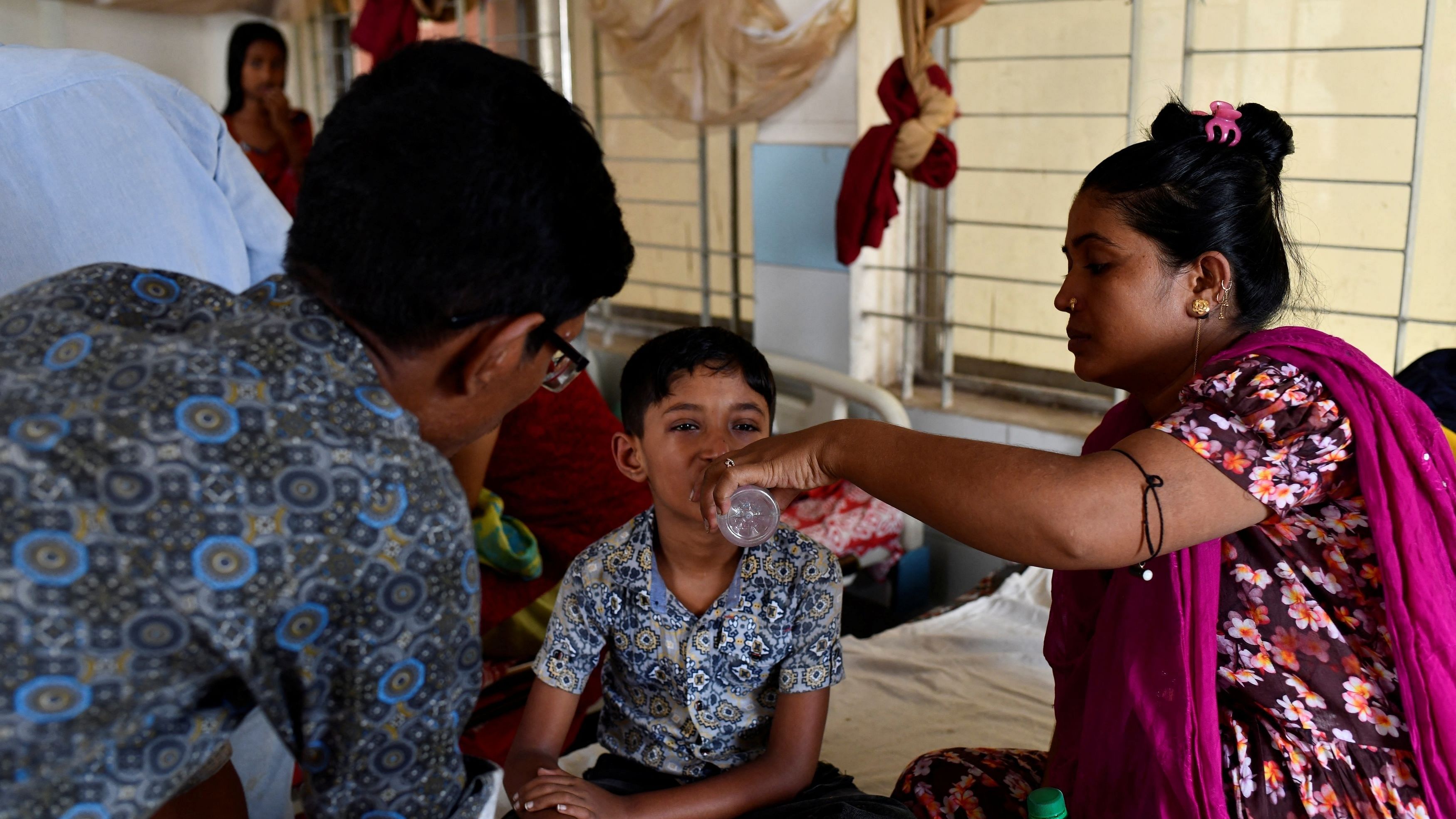 <div class="paragraphs"><p>Parents feed their dengue-infected child as they receive treatment at Mugda Medical College and Hospital in Dhaka, Bangladesh.</p></div>