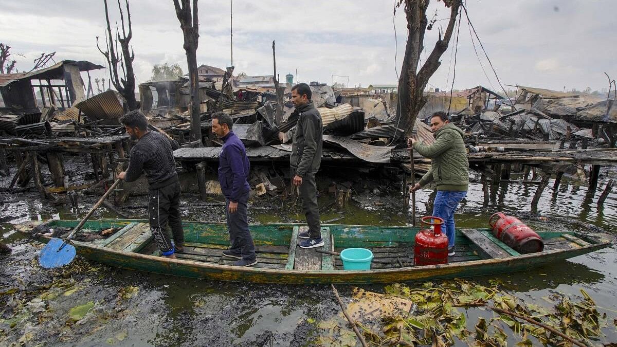 <div class="paragraphs"><p>People secure their belongings following a fire in the tourist hub of Dal Lake, in Srinagar.</p></div>