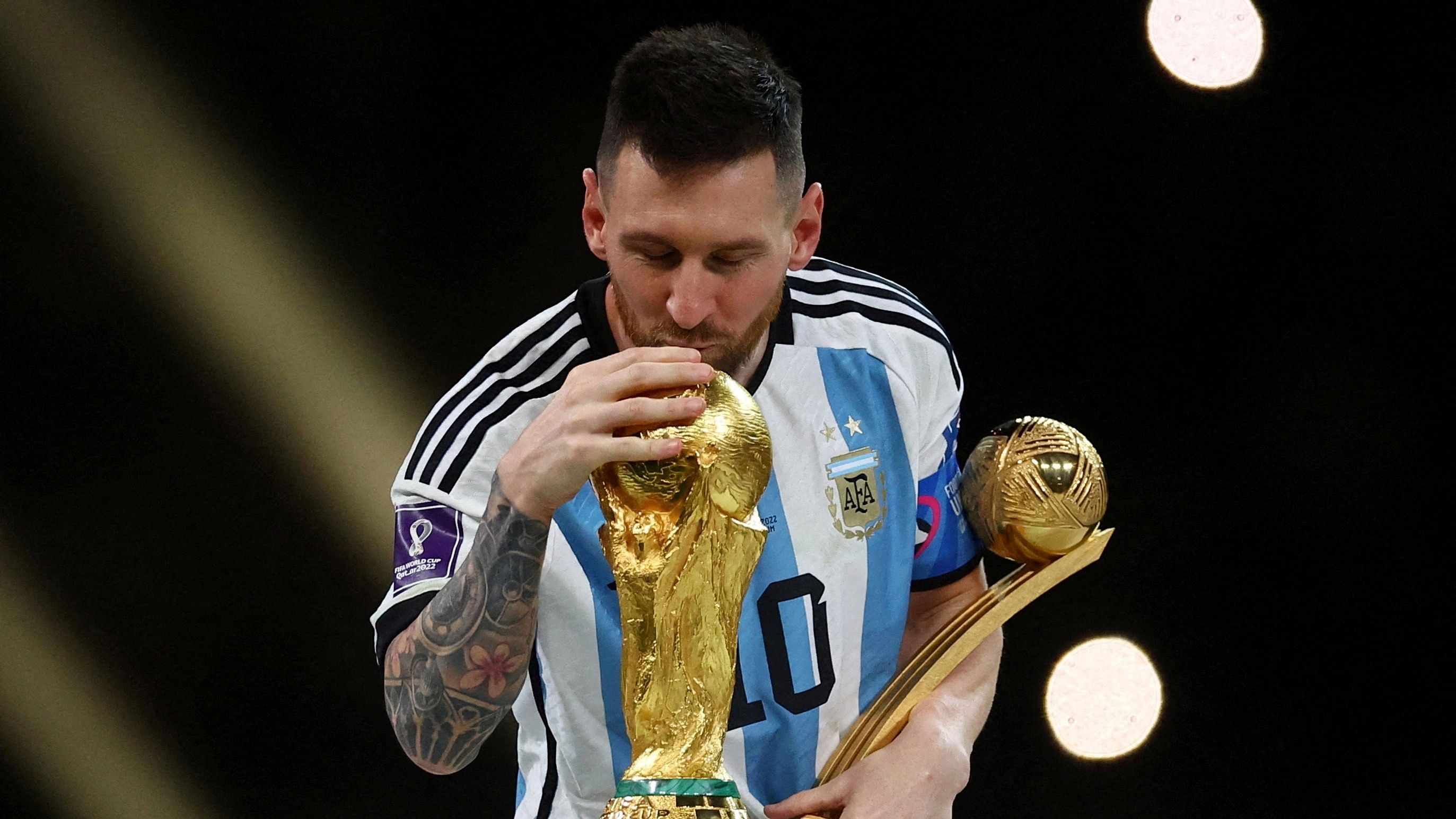 <div class="paragraphs"><p>Lionel Messi kisses the World Cup trophy after receiving the Golden Ball award, December 18, 2022.</p></div>