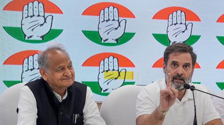 <div class="paragraphs"><p>Rahul Gandhi (right) and Ashok Gehlot (left).</p></div>