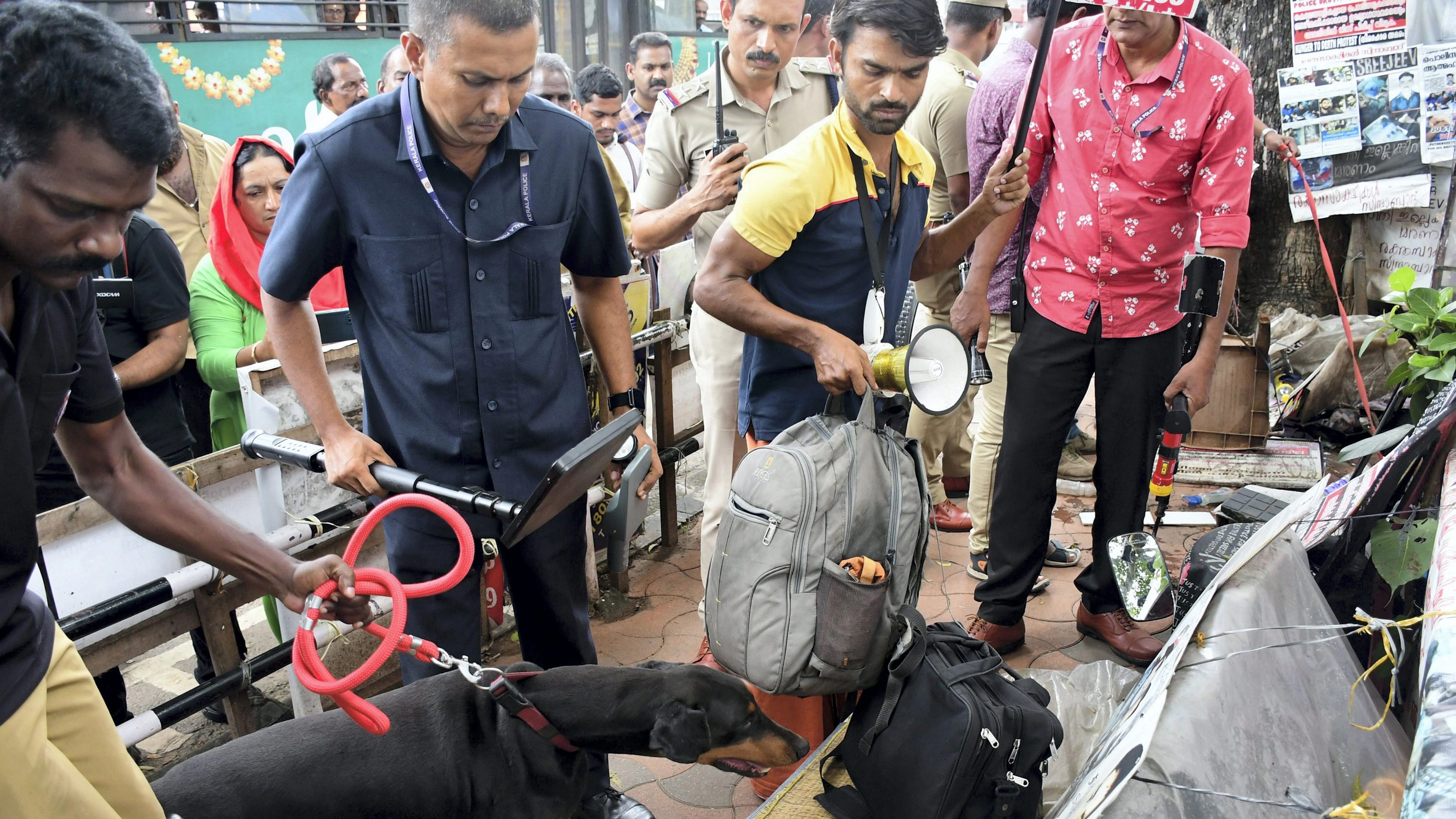 <div class="paragraphs"><p> Thiruvananthapuram: Bomb disposal squad conducts searches on the premises of the Kerala Secretariat after receiving a bomb threat, in Thiruvananthapuram, Thursday, Nov. 9, 2023.</p></div>