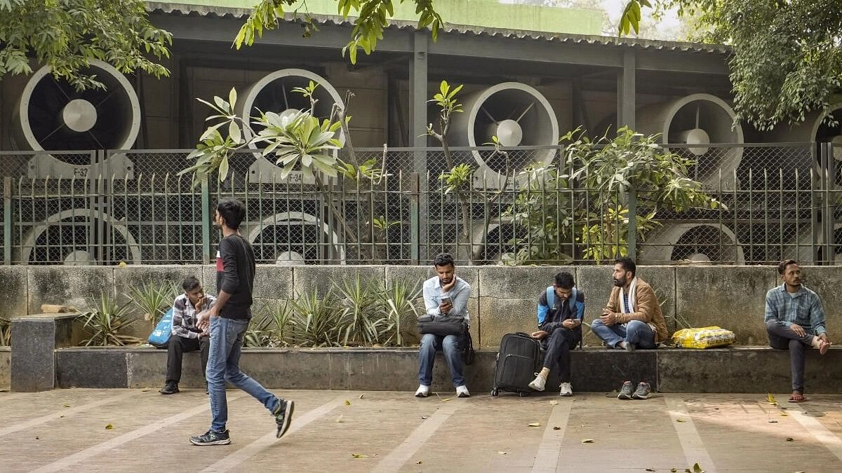 <div class="paragraphs"><p>People outside a Smog Tower at Connaught Place, in New Delhi, Wednesday, Nov. 8, 2023.</p></div>