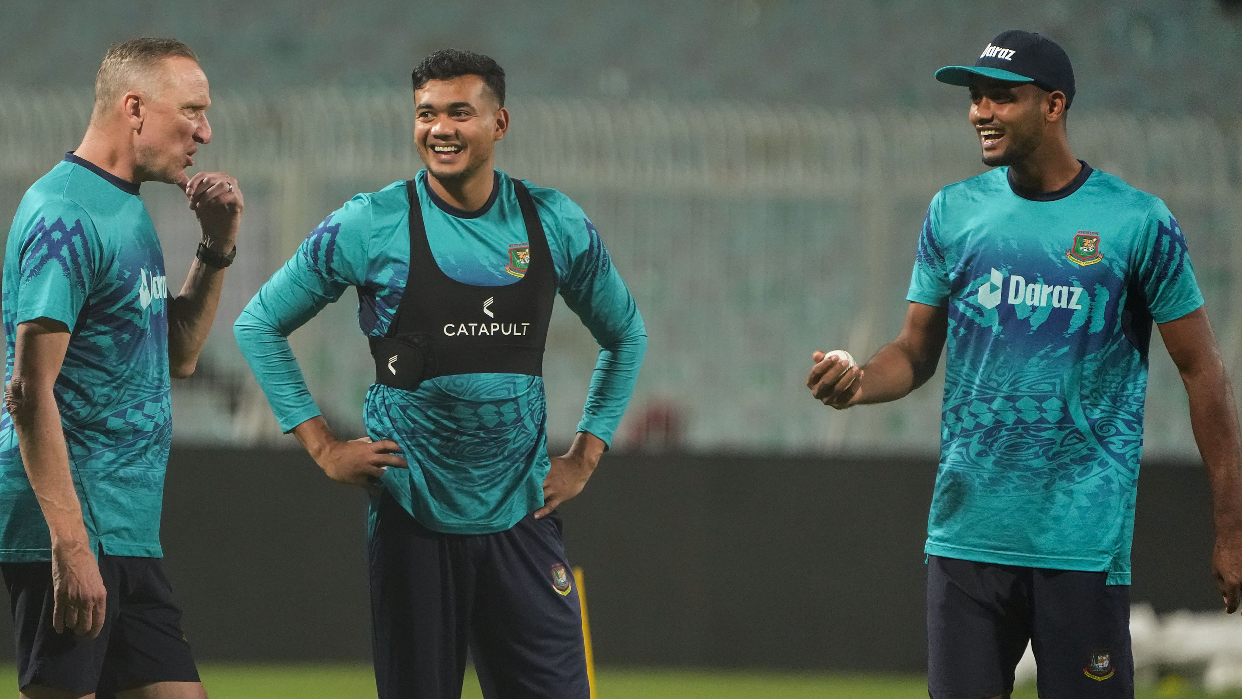 <div class="paragraphs"><p>Bangladesh's Taskin Ahmed and Shoriful Islam with bowling coach Allan Donald during a practice session.</p></div>