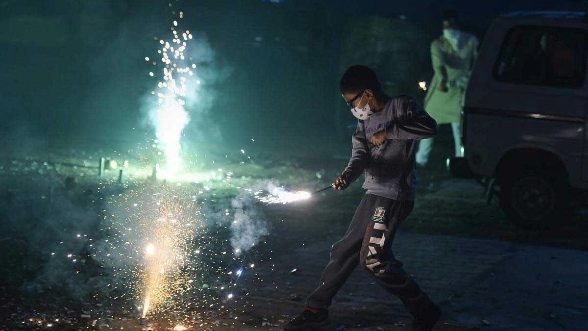 <div class="paragraphs"><p>Representative image of a kid bursting crackers.&nbsp;</p></div>