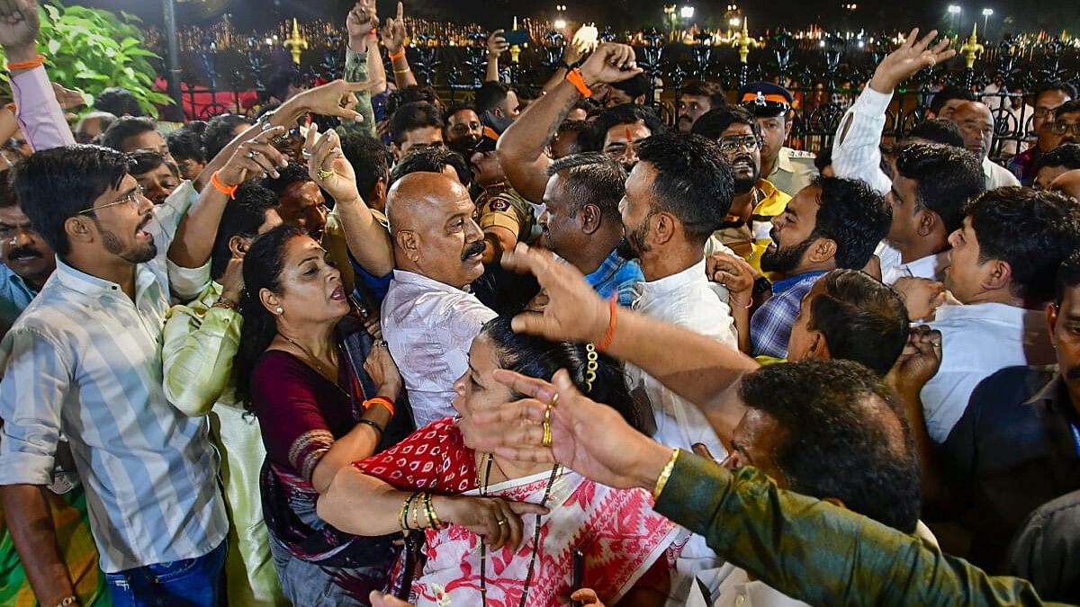 <div class="paragraphs"><p>Factions of Shiv Sena clash during the visit of Maharashtra Chief Minister Eknath Shinde at Shivaji Park to pay homage to Shiv Sena's founder Bal Thackeray on the eve of his death anniversary, in Mumbai</p></div>