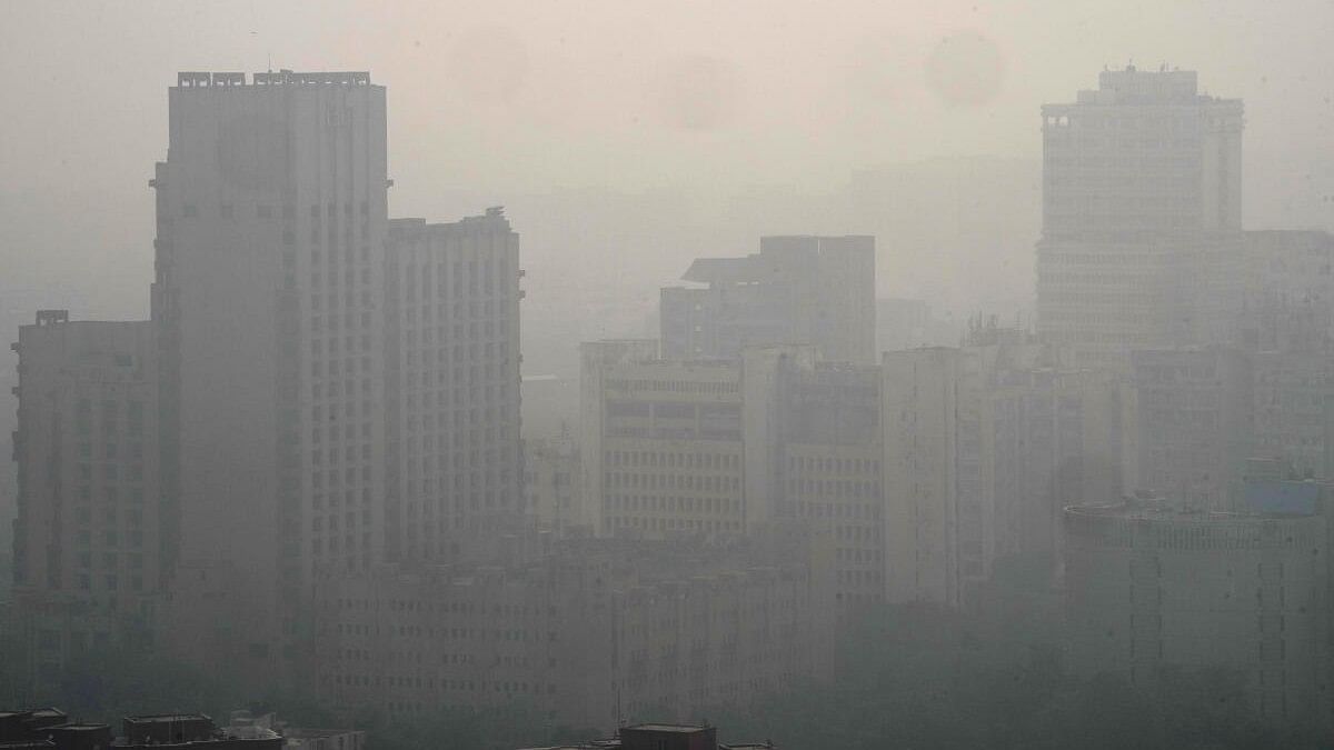 <div class="paragraphs"><p>High-rise building engulfed by smog in New Delhi, Tuesday, Nov 7, 2023. Air pollution level is Delhi-NCR has started rising owing much to (parali) stubble burning in adjoining states.</p></div>