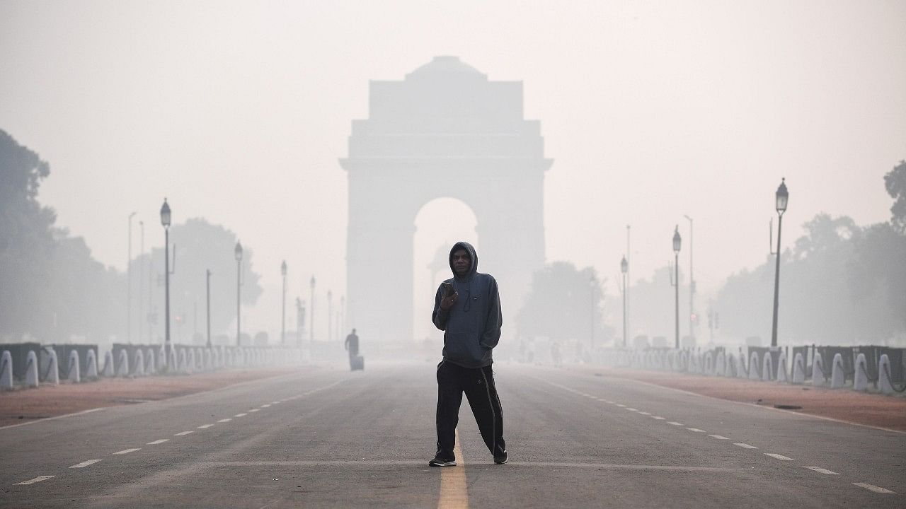 <div class="paragraphs"><p>Delhi shrouded in smog as air quality sparks concerns.</p></div>