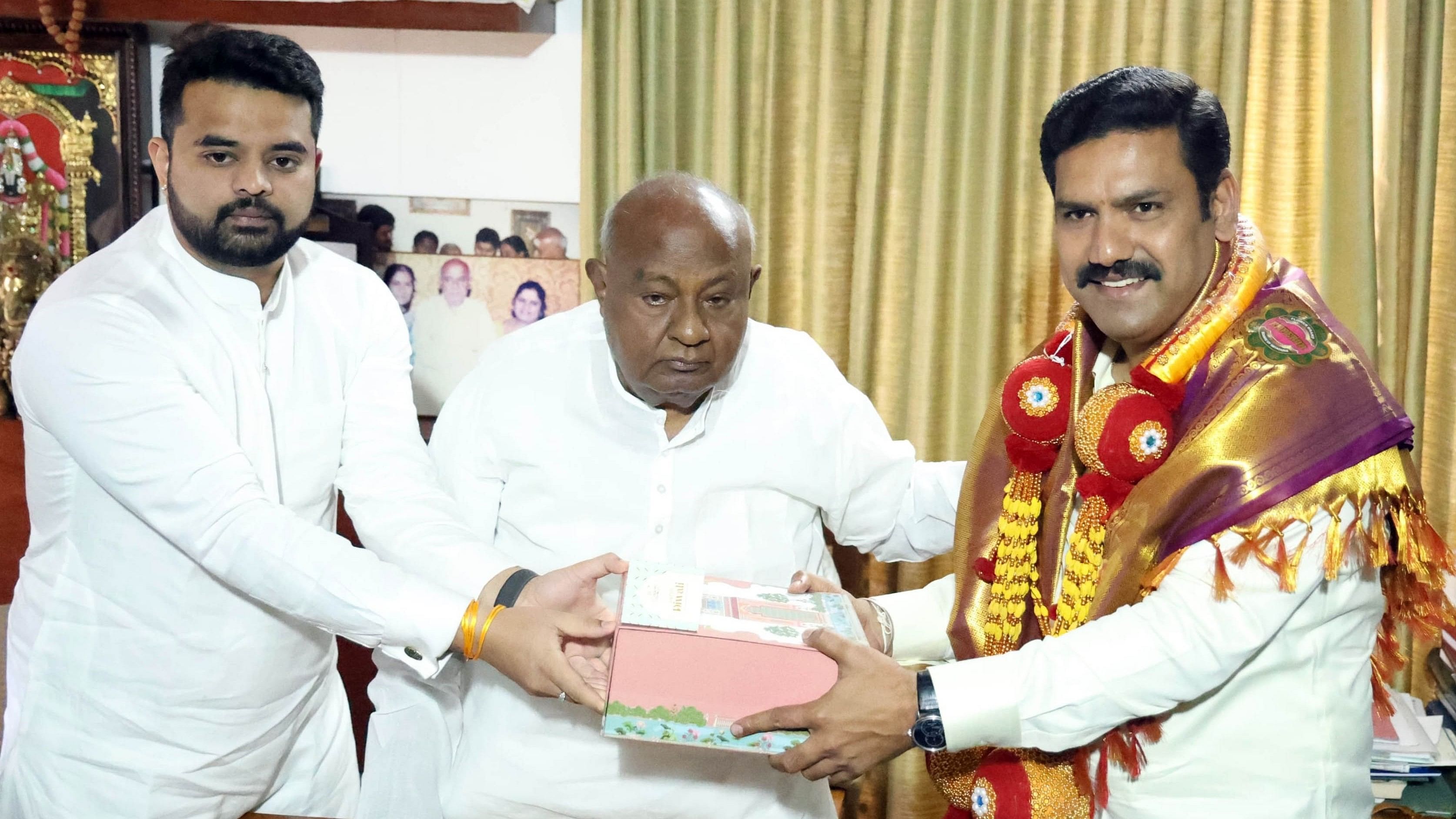 <div class="paragraphs"><p>State BJP president B Y Vijayendra calls on former prime minister H D Deve Gowda at the latter's residence in Bengaluru on Monday. Hassan MP Prajwal Revanna was also present.</p></div>